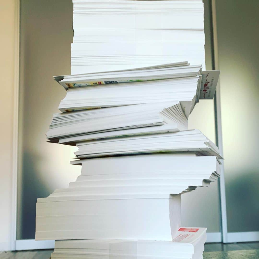 玉城ちはるのインスタグラム：「【 が、頑張ってる　】  皆さん素敵なクリスマスを過ごしてますか？ 私はサンタさんから ファンクラブの年賀状がやっときました。。  一言入れるのと戦ってます爆笑  コロナ禍で嬉しいことにファンクラブの登録が増えました❤️  感謝です。  んがしかし無料のファンクラブ。。。 この数出すのに13万円かかりました爆笑  いよいよ無料のファンクラブの限界を感じています。。。  みんなハガキ代くらいならくれるかな？爆笑 サンタさん。  年賀状の費用ください爆笑」