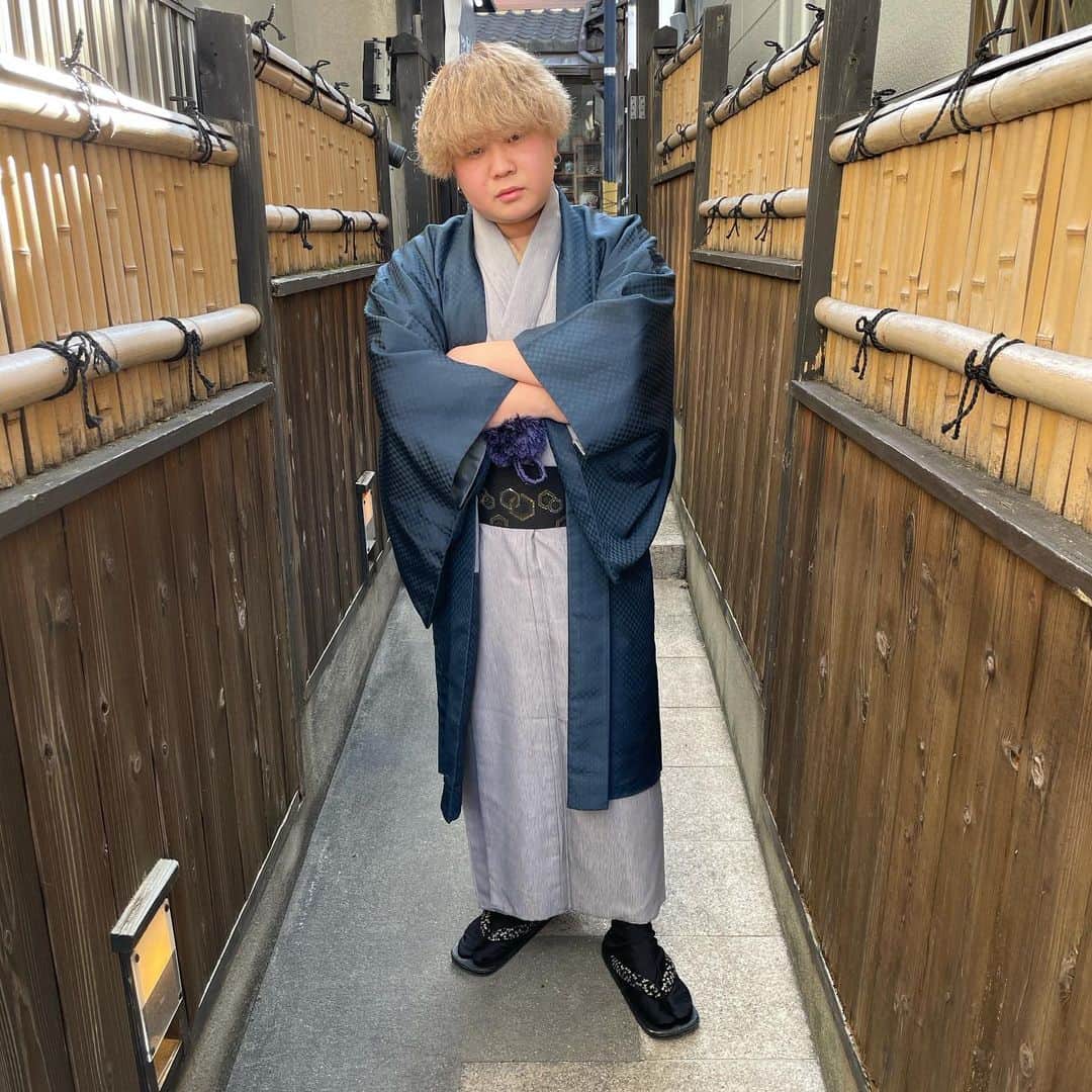 こう（夜のひと笑い）のインスタグラム：「いろんな人試着してて俺だけなんか貫禄あってんけど....はっず。  #レンタル着物岡本」