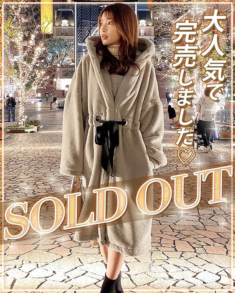 MICOAMERIのインスタグラム：「. 完売ラッシュありがとうございます🥺💕 大人気でホント嬉しいです🤍 とっても着やすいので💕 ぜひヘビロテしてもらえると嬉しいです☺️!! . . #micoameri#ミコアメリ#舟山久美子#くみっきー#ファッション#アウター#ファーコート#モテ服#モテコーデ#冬デート#あざとかわいい」