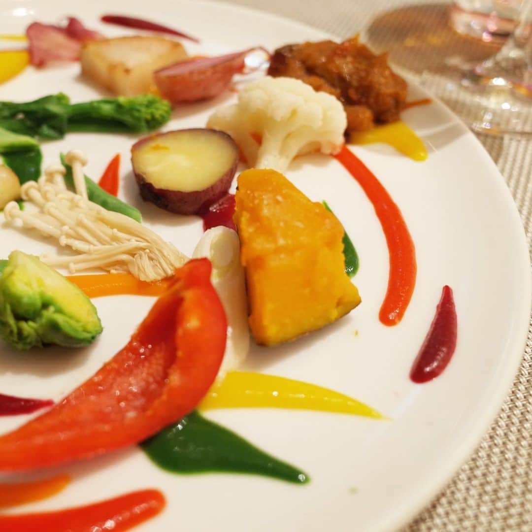 のインスタグラム：「🥔🍆🍅Happy Christmas🥬🥕🌶 #ヴィーガンフレンチ でお腹いっぱいの幸せ… 皆さまの愛と健康に満ちたクリスマスを願っています。 #veganfrench #veggie #vegetables #plantbased」