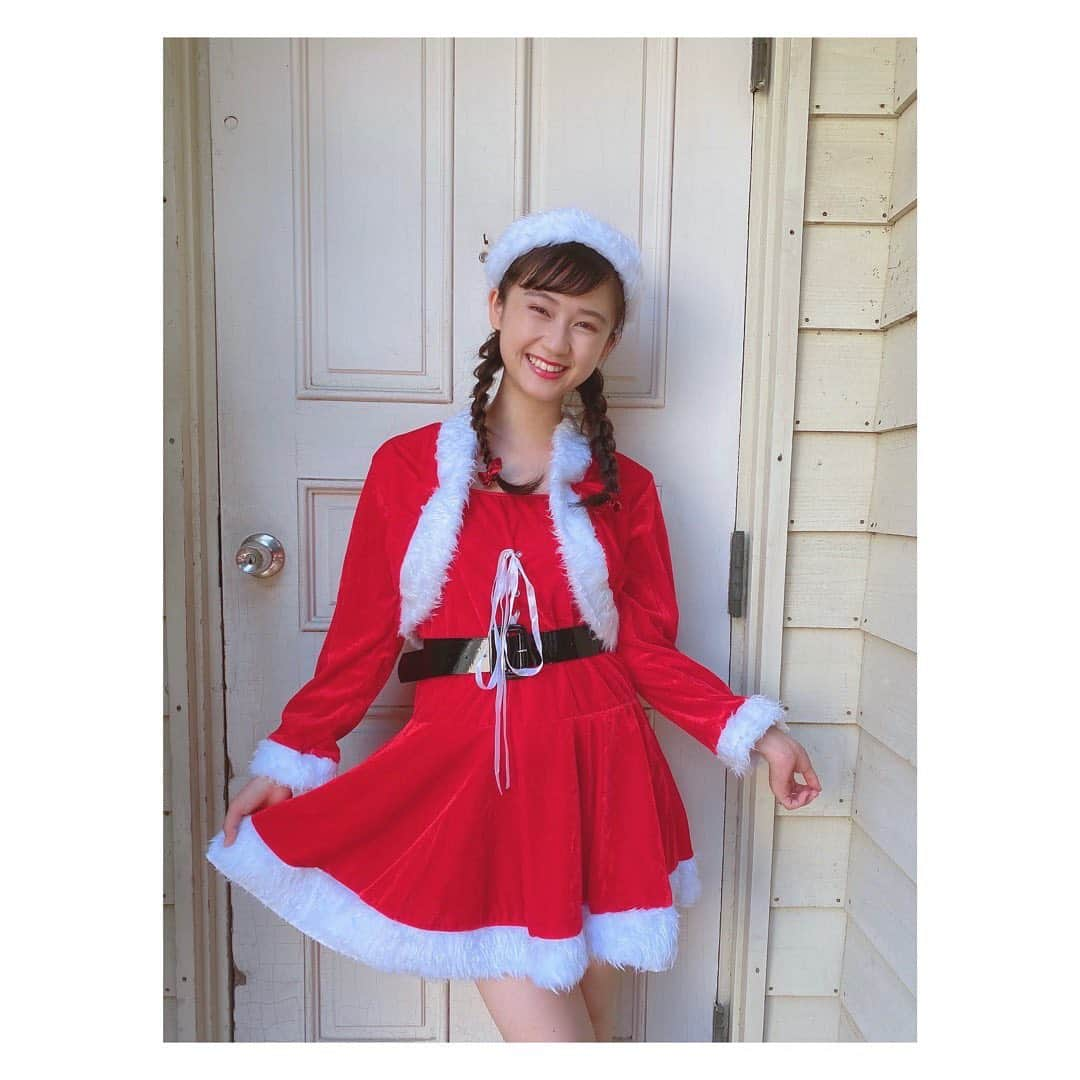 桜井美里のインスタグラム：「･﻿ ﻿ ﻿ ﻿ ﻿ ‪‪❤︎‬ Merry X'mas ‪‪❤︎‬﻿ ﻿ ﻿  ﻿ 生写真で着たサンタコスだよ！！🎅🏻🤍﻿ ﻿ ﻿ ﻿ ﻿ #merrychristmas  #merryxmas  #サンタさん」