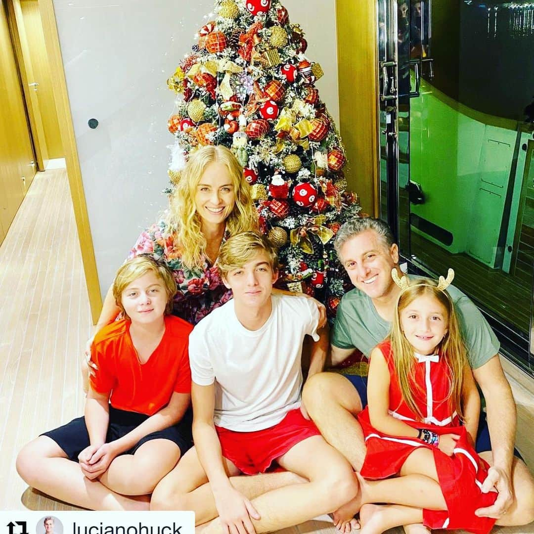 アンジェリカさんのインスタグラム写真 - (アンジェリカInstagram)「Feliz Natal para todas as famílias #Repost @lucianohuck  Feliz natal. Desejamos a cada um de vcs, o que desejamos a nossa família. Muito amor, muita saude. Em breve voltaremos a nos abraçar, valorizando ainda mais cada momento, cada encontro. Eva, Benicio, Joaquim, @angelicaksy & @lucianohuck」12月25日 14時24分 - angelicaksy