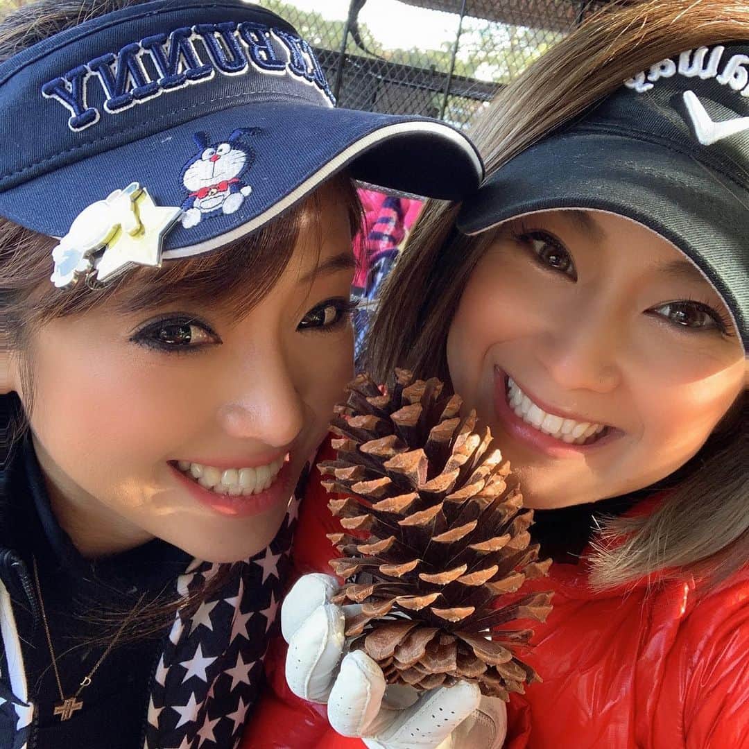 maikoのインスタグラム：「ゴルフコンペ@静岡💓🐿. White partyのコンペでひた☃️🌟楽しかったけど、めちゃくちゃ緊張したぁぁぁっ笑笑. 紅葉も終わりかけで静岡は風が強くて冷たくて寒かったけど楽しかった🧸✨. . 、、静岡すき♡笑」