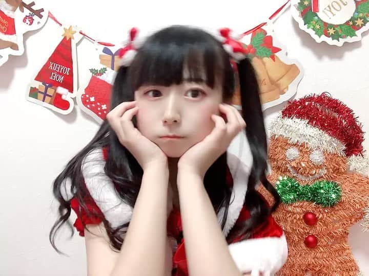 やまだなみのインスタグラム：「めりーくりすます🎄 . . 今年もみんなに 『メリークリスマス』って言える事に感謝だな〜〜〜💭 . 1年に1度しかない大好きなクリスマス……本当はとても会いたかったけど今年は我慢…🥺 . あ！けどね！ トークポートで画面越しにみんなと顔見てお話しできたのは本当に嬉しかった！今夜もトークポートある〜〜やった〜〜〜！ . なみは行事？をとっても大切にするタイプの人なのですが……いつも一緒に楽しんでくれてありがとう。 . みんなと一緒に過ごせる今をとても大切にしたい〜する〜〜！ . . #メリークリスマス #クリスマス #merrychristmas #xmas #動画 #サンタコス #サンタ #コスプレ #ツインテール #アイドル #japan #japanese #japanesegirl」