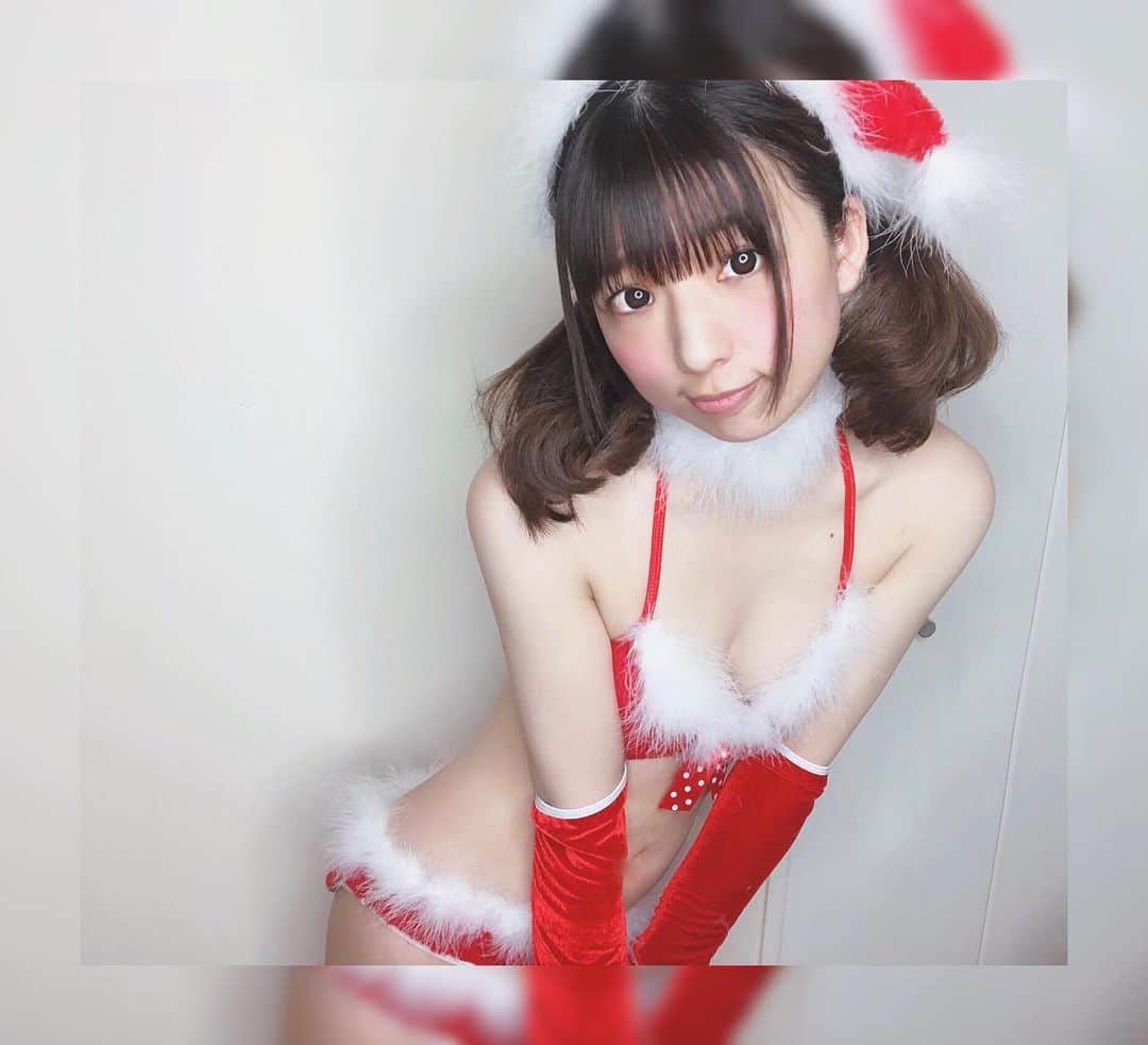 のインスタグラム：「サンタさんはきましたか？？❤️  今年はクリスマスお祝い🌟🎄💓って気分じゃないかもだけど、、、  メリークリスマス🎄って言いあうだけでなんとなく明るい気持ちになるから不思議っ🌟🥰💓  メリークリスマス🎉🌟  #めりーくりすます #merrychristmas  #gravureidol #model #サンタコス #サンタ #サンタクロース  #bikini #bikinimodel #bikinigirl #コスプレ　#portrait #japanesegirl #아이돌 #여성돌 #丸顔 #グラビア #グラビアアイドル #グラドル #アイドル #cute #sexy #被写体 #model #モデル #girl #여성돌 #아이돌 #まるがお #hair #インスタグラビア #instagravure」