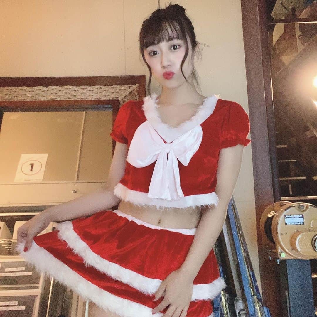楠木まゆさんのインスタグラム写真 - (楠木まゆInstagram)「Merry Christmas🎄 ・ サンタさんこいやぁ〜 ・ ・ #昨日のライブのテーマ #サンタさんこいやぁ #christmas #merrychristmas #サンタコス #おへそ」12月25日 14時31分 - kusunoki__mayu