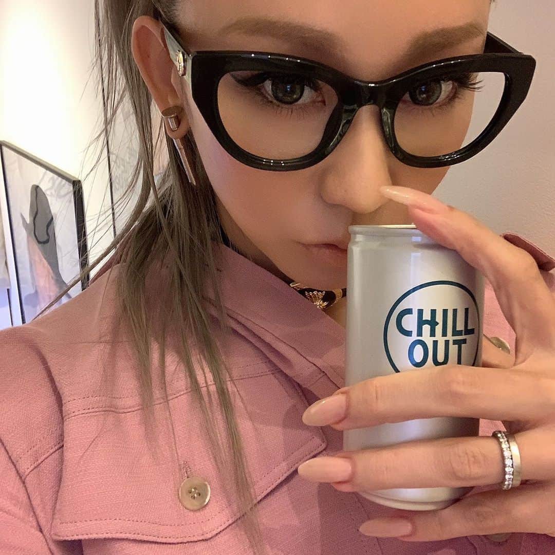 倖田來未さんのインスタグラム写真 - (倖田來未Instagram)「.﻿ 仕事終わりは、CHILL OUTドリンク！﻿ リラクゼーションドリンク。﻿ ﻿ さっき、すこぶる元気な方とお仕事をしたので、たった1時間だけで、腹筋痛いくらい笑いました！爆笑﻿ ﻿ ふーー一休み一休みー﻿ ﻿ Merry Christmas🎄﻿ ﻿ #新しく出た #メガネ #グッズ #私はレンズ抜いたよ #なかなか #かわいくできたよん！#みんなも大好きなあの方 #乞うご期待 #MerryChristmas #よいクリスマスを #chillout #ドリンク #リラクゼーション #リラクゼーションドリンク #kodakumi  #倖田來未 #fashion #衣装 #wcjapan #pameopose」12月25日 14時31分 - kodakumi_official