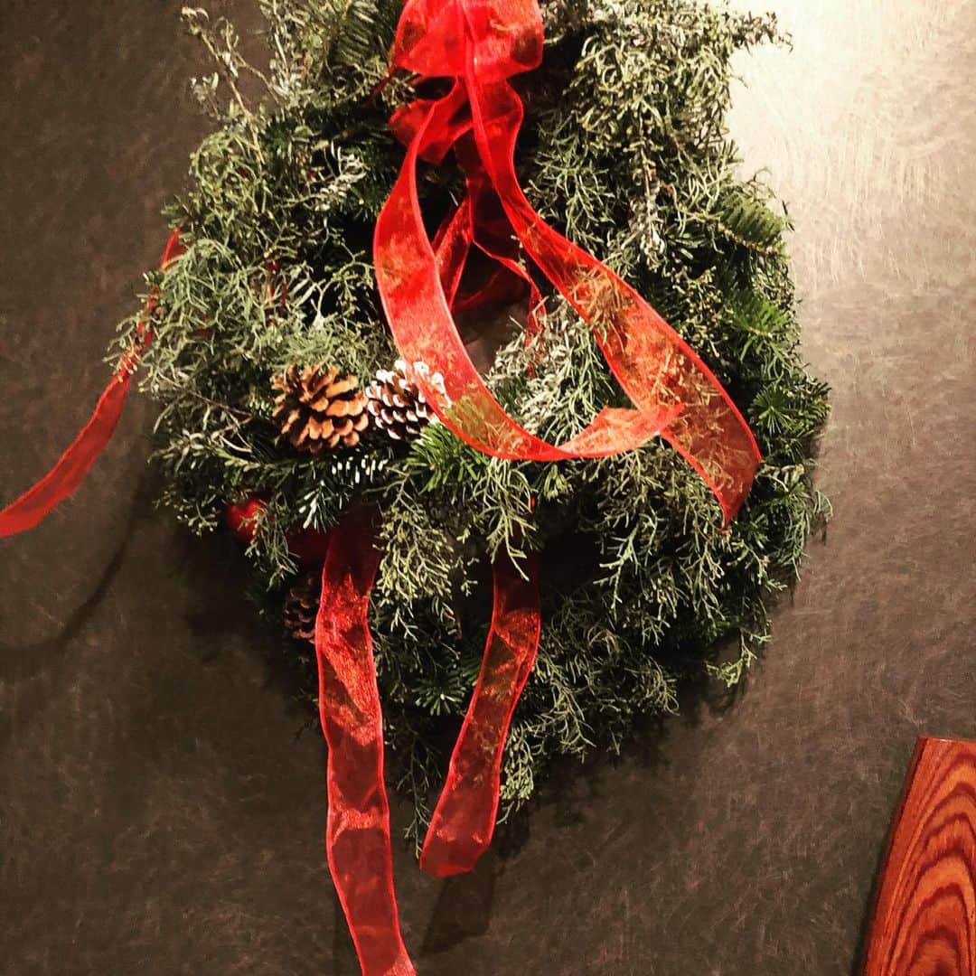 飯沼誠司さんのインスタグラム写真 - (飯沼誠司Instagram)「メリークリスマス🎄 Merry Christmas☃️ 小学三年生の甥っ子が作ったリースで玄関は華やかに^_^ #wreath  #christmas  #myhome」12月25日 14時32分 - seiji_iinuma