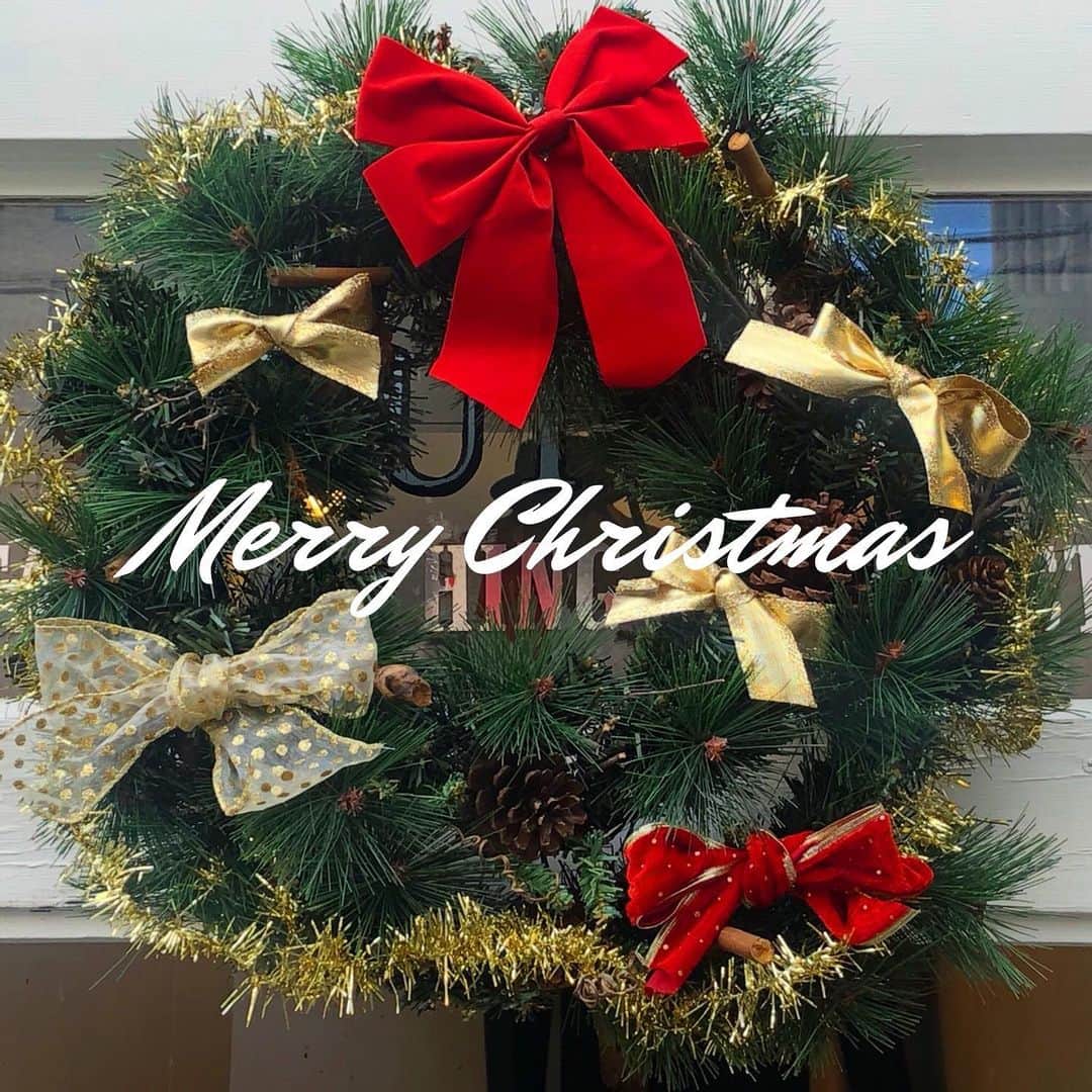 NUTTY Vintage&Collectibleのインスタグラム：「💝NEWS💝  🎅🎄本日12/25(fri)クリスマス限定🎄🎅 ❶2万円以上お買い上げのお客様に数量限定 【オリジナルクリスマスマスクカバー】をプレゼント🎁 ❷ お買い上げの皆様にaiサンタより チョコレートのプレゼント🎁🍫🎅 Merry Christmas🎶  and  🌟年末スペシャル🌟 ❄️☃️12/25(fri)~12/30(wed)限定☃️❄️ お買い上げの皆様にその場でご利用いただける【¥500OFFCOUPON】プレゼント🎁  クリスマスプレゼントや 一年お疲れ様！のご自身へのご褒美❤️など 駆け込みお待ちしております🏃‍♀️」
