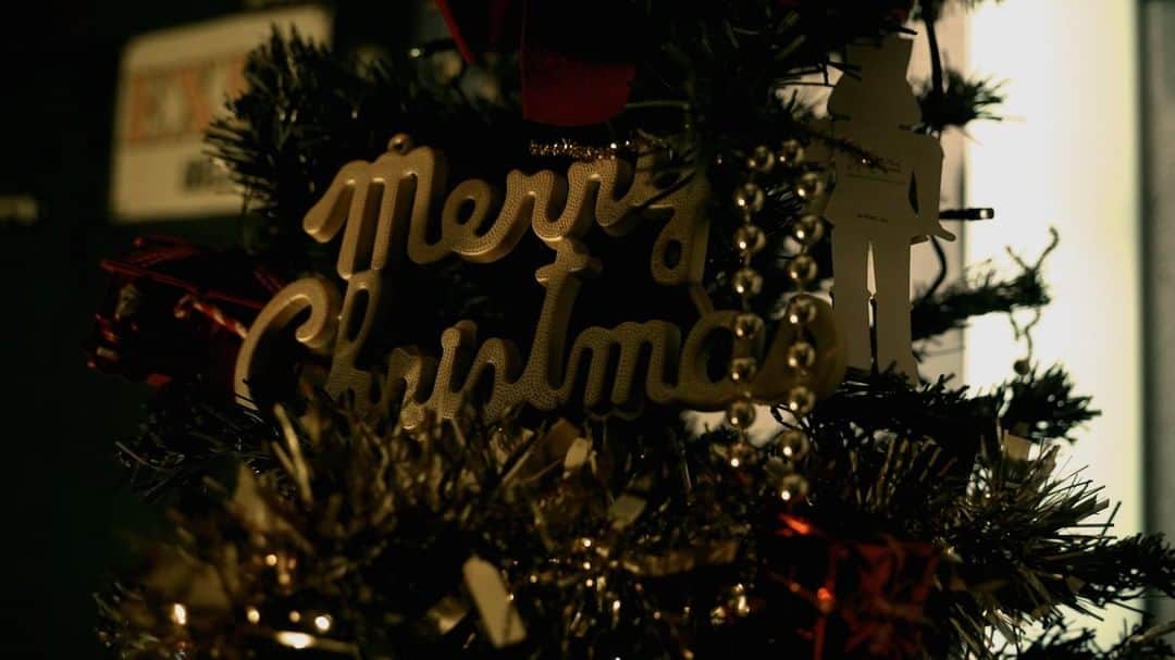ORANGE RANGEのインスタグラム：「🎄#メリークリスマス🎄  本日20時よりYouTubeプログラム「#ORANGERANGE #ヴィデヲDEクリスマス」をプレミア公開🎬 #NAKEDxREFINISHED ツアーで披露する予定だった曲を基に、過去のライブとこれまでに出演したフェス、7th Heaven Kozaで新撮した映像を加えた計15曲を配信🎅 https://youtu.be/pFTXMJLbqbI @orangerange_official @youtube」