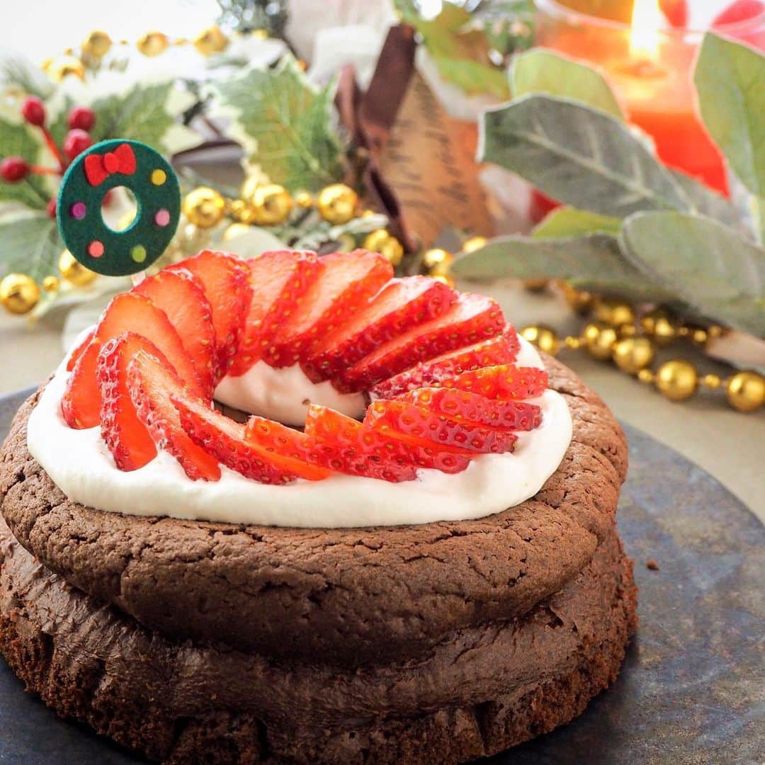 ザッキー☆のインスタグラム：「#christmascake 🎄 今年はガトーショコラを焼きました😊  今日はパパの誕生日なので バースデーケーキでもあるのだ。  #おうちクリスマスディナー  #おうちクリスマス  #おうちごはん #秋冬ほっこりおうちカフェ  #ガトーショコラ #chocolatecake  #birthdaycake  #おうちで過ごす #クリスマスディナー #クリスマスレシピ  #ザッキーのkitchen  #talk_recipe #暮らしニスタ #フーディーテーブル #おうちごはん #sweets#おうちカフェ部 #パーティー料理  #foodart#lunchbox#food#foodie#cute#cutefood#foodporn#foodstagram#kurashiru#locari#lin_stagrammer#snapdish」