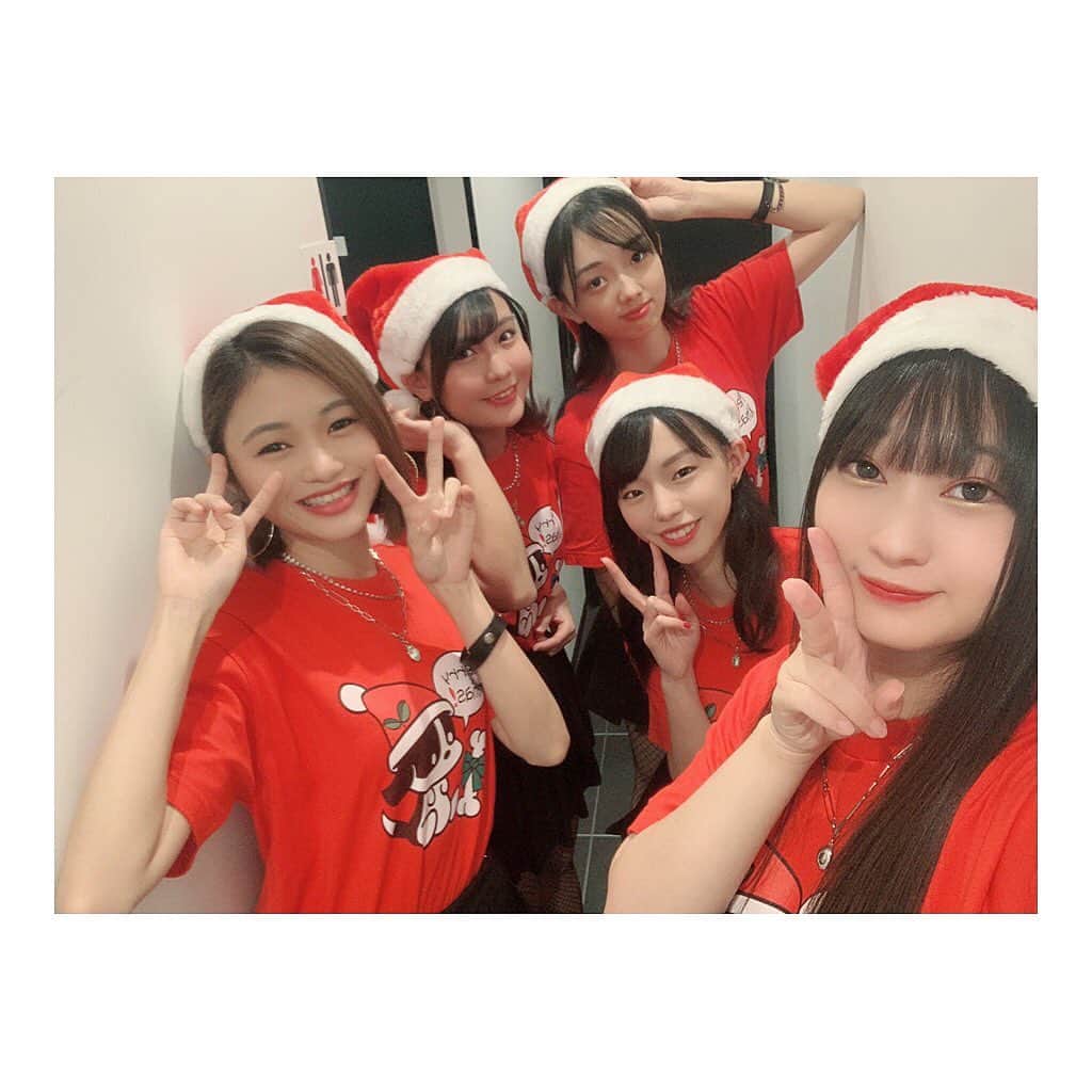 波妃美咲のインスタグラム：「昨日はみんなサンタになりました！！  #クリスマスイブ #サンタ」