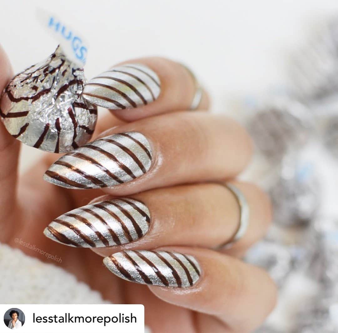 Nail Designsさんのインスタグラム写真 - (Nail DesignsInstagram)「Credit• @lesstalkmorepolish ✨Last one I swear lol 😂! Merry Christmas Eve to those who celebrate and happy holidays!  💅🏽Details: 🤍 @heroine.nyc in Silver Linings for the silver base 🤎 @arinaillacquer in Sydney for the chocolate-brown line art」12月25日 14時34分 - nailartfeature