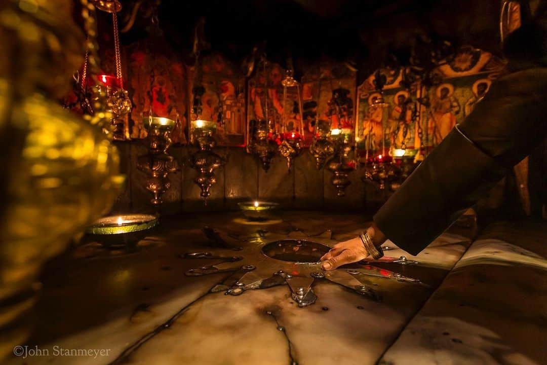 ジョン・スタンメイヤーさんのインスタグラム写真 - (ジョン・スタンメイヤーInstagram)「A few moments past midnight on Christmas Eve, in the grotto of the Church of the Nativity in Bethlehem, Christians visit the spot believed to be where Christ was born. To all who celebrate, and to all who do not... sending everyone peace, goodness, and love. Happy Holiday’s ❤️ ⠀⠀⠀⠀⠀⠀⠀ from the @natgeo story #BlessedCursedClaimed @outofedenwalk #bethlehem #westbank #churchofthenativity #christmaseve #2013 #fromthearchive」12月25日 14時34分 - johnstanmeyer