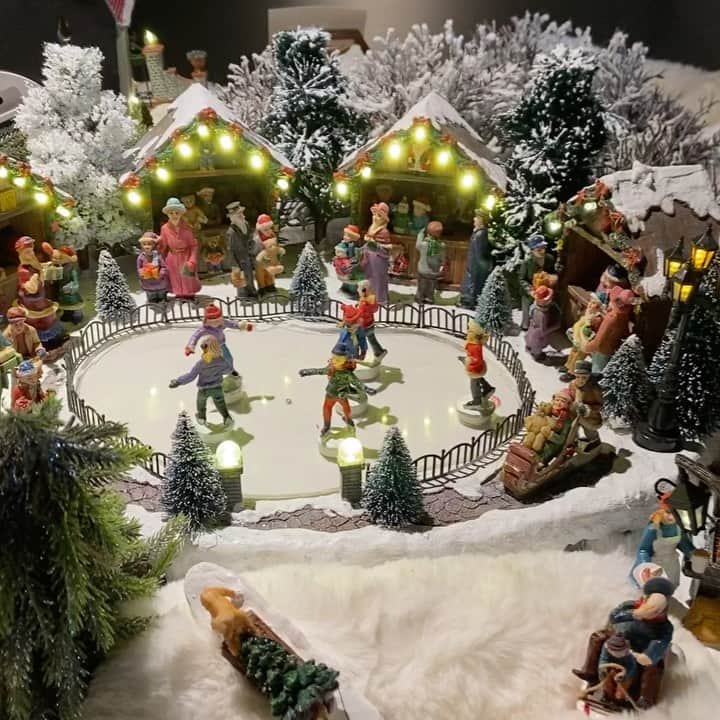 パク・シウンのインスタグラム：「#merrychristmas 🎄🤗💕 제가 잘 못찍어서 매끄럽진않네요~🤣 이렇게라도 잠시 스케이트타는 기분내봐요~ㅎㅎ . #오늘도행복하세요 💕 #오늘도감사합니다 🙏」