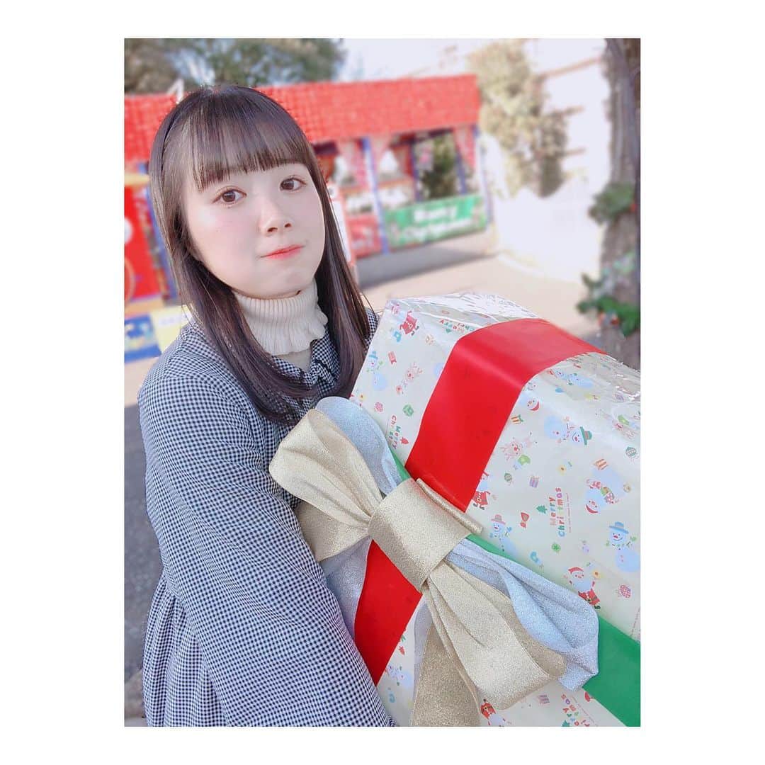 高橋麻里のインスタグラム：「. めりーくりすます♡！！！ . . サンタさんはきましたか☺️？ まりサンタはプレゼントをはこんでますー！！ここだよー！ . . 素敵なクリスマスを🎅🎄 . . . #merrychristmas  #サンタさん  #クリスマスプレゼント  #メリークリスマス #🎁 #🎅」