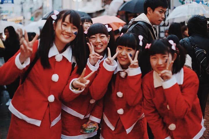 Chad Santosさんのインスタグラム写真 - (Chad SantosInstagram)「Navidad en Japón, concretamente en Tokyo es un parade donde la gente se disfraza de árbol navideño, la Virgen María, renos, duendes, Santa Claus... y al Hachiko siempre alguien le pone un gorro o una bufanda. Unas brasileñas me comentaron una vez que hace diez años no pasaba eso, que no tiene mucho que lo festejan así, a saber. #東京　#渋谷 #メリークリスマス #クリスマス  #日本 #写真 #写真家 #japan #tokyo #santaclaus #日本人 #shibuya #girls #icu_japan #instagramjapan #japan_of_insta #hallazgosemanal #tokyocameraclub #whp #IGersJP #streetleaks #pics_jp #fubiz #everydayjapan #reco_ig #indies_gram #photo_jpn #everydayeverywhere #streetphotography #東京カメラ部」12月25日 14時43分 - elchadsantos
