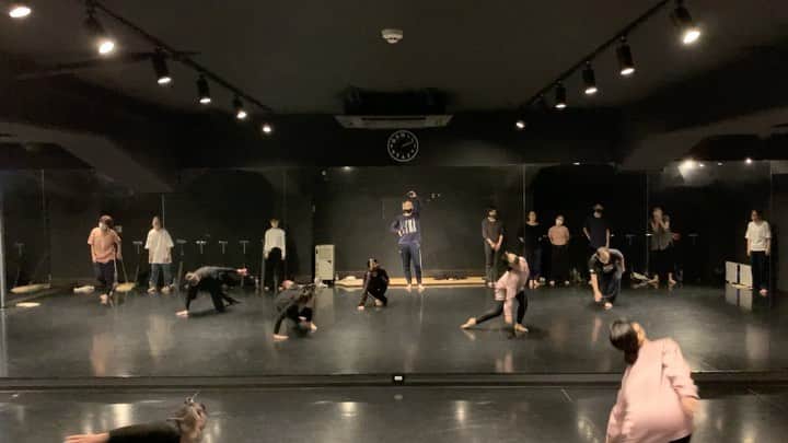 黒須洋壬のインスタグラム：「黒須洋嗣 JAZZ CLASS(sub) 2020.Dec.25 @danceworks_jpn  @xross  #cantbreathe  #taichimukai  #christmas  #mask #dance #jazzdance #tokyo #japan」