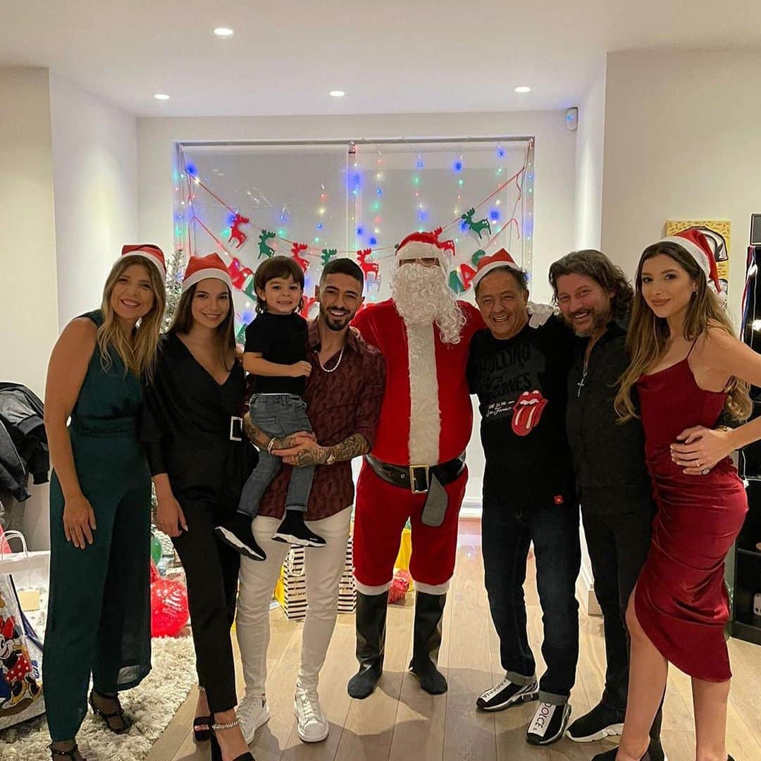 マヌエル・ランシニのインスタグラム：「Feliz navidad 🥂🥂」
