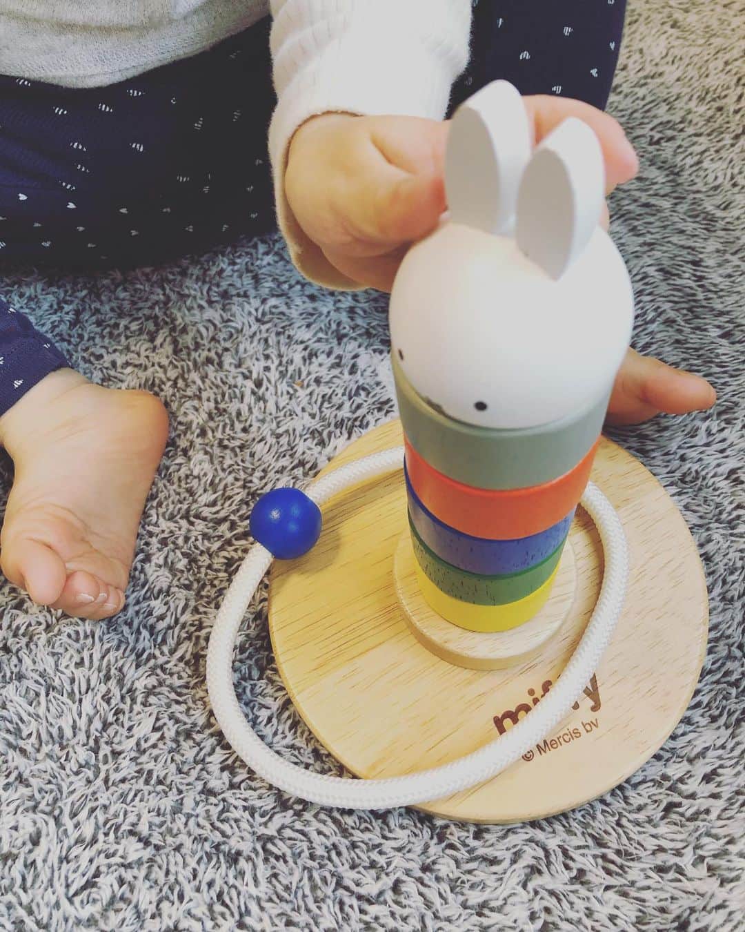 益田麻衣のインスタグラム：「サンタさんからのプレゼント♡ にぃにが妹の分も頼んでくれました♡  #christmas #クリスマス #クリスマスプレゼント #miffy #ミッフィー #つみき #かさねてリングトス #おもちゃ #娘 #1才 8ヶ月」