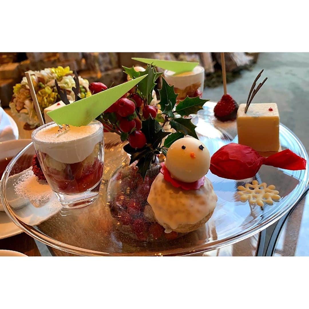 百合華さんのインスタグラム写真 - (百合華Instagram)「京都にある Fourseasons Hotel Kyoto の『The Lounge ＆ Bar』にてアフタヌーンティータイム🎄💕  トナカイさんや雪だるまのスイーツがとっても可愛らしい期間限定のクリスマスアフタヌーンティーをいただきました🥂✨💋  お天気にも恵まれて清々しい快晴☀️  約800年にもおよぶ豊かな歴史を紡いできた名庭「積翠園」と、とっても大きなクリスマスツリーを眺めながら聖なるひとときを過ごす事が出来ました💝  #japan #日本 #kyoto  #京都 #fourseasonshotel  #fourseasonshotelkyoto  #フォーシーズンズホテル京都  #afternoontea  #afternoonteatime  #xmasafternoontea  #christmasafternoontea  #クリスマスアフタヌーンティー #christmas  #christmastree  #christmaspresent  #christmascake  #xmas #xmastree  #xmaspresent  #xmascake  #クリスマス #期間限定 #快晴」12月25日 14時44分 - yurika.lovelily