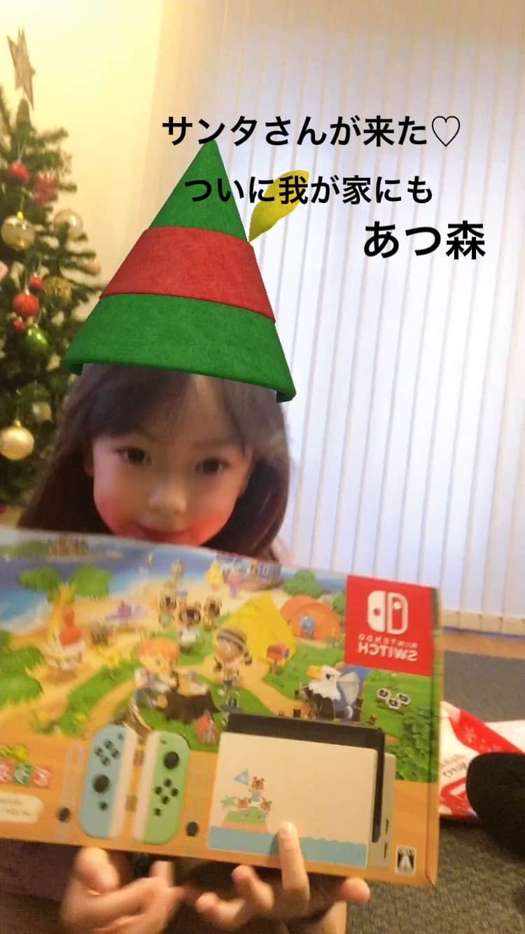Megumiのインスタグラム：「#メリークリスマス #クリスマスプレゼント  よかったね♡ #あつまれどうぶつの森」