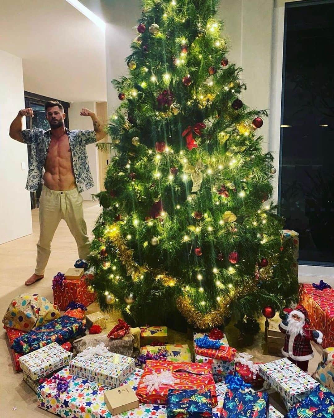 Just Jaredさんのインスタグラム写真 - (Just JaredInstagram)「@chrishemsworth bared his abs next to the Christmas tree in this photo shared by his wife @elsapatakyconfidential! #ChrisHemsworth #ElsaPataky Photo: @elsapatakyconfidential」12月25日 14時41分 - justjared