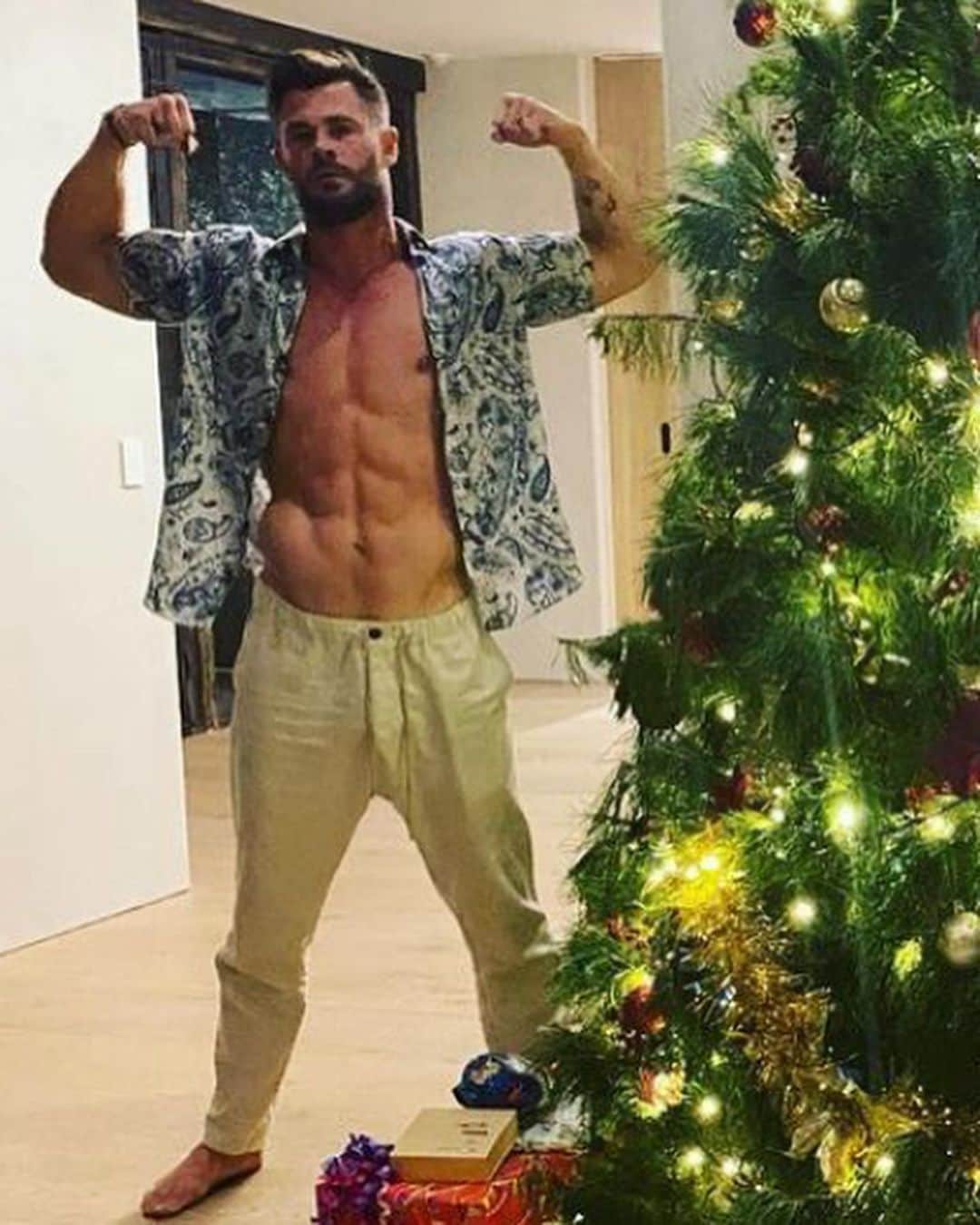 Just Jaredさんのインスタグラム写真 - (Just JaredInstagram)「@chrishemsworth bared his abs next to the Christmas tree in this photo shared by his wife @elsapatakyconfidential! #ChrisHemsworth #ElsaPataky Photo: @elsapatakyconfidential」12月25日 14時41分 - justjared