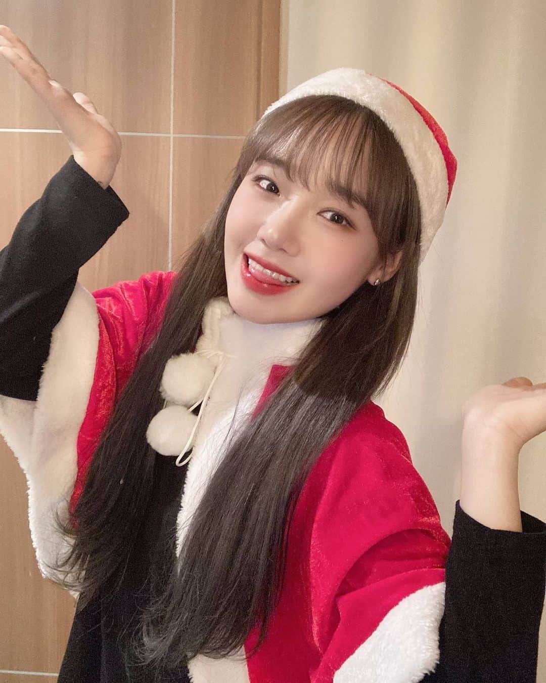 チェ・ユジョンのインスタグラム：「🎄 우리 키링들에게도  예쁜 하루가 함께하길 ◡̈  메리크리스마스! 🎅🏻  #유정 🌻 #산타댕❤️  #위키미키 #WEKIMEKI #CHOIYOOJUNG #최유정 #YOOJUNG」