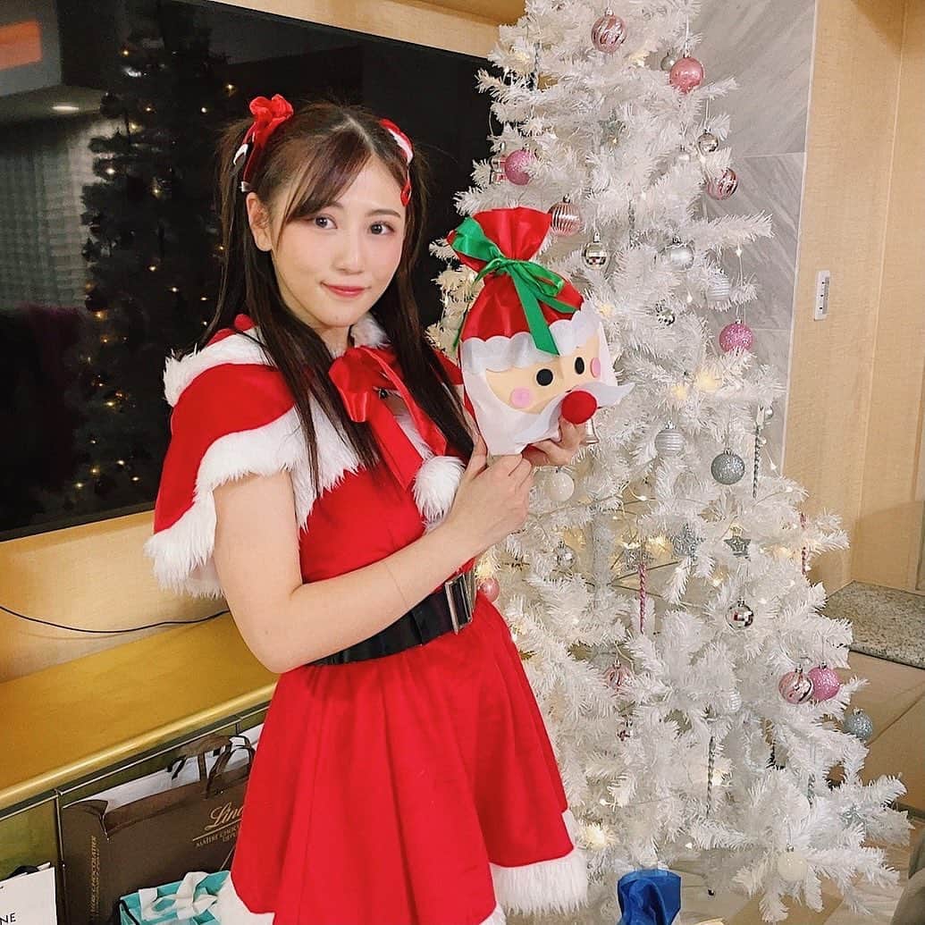 西野未姫さんのインスタグラム写真 - (西野未姫Instagram)「私、まだアイドルいけますか？  #メリークリスマス #クリスマス #サンタさん #サンタコス  #ハーフツイン #アイドルの頃を思い出す #懐かしい #15歳って言ったら信じますか」12月25日 20時17分 - nishinomiki_official