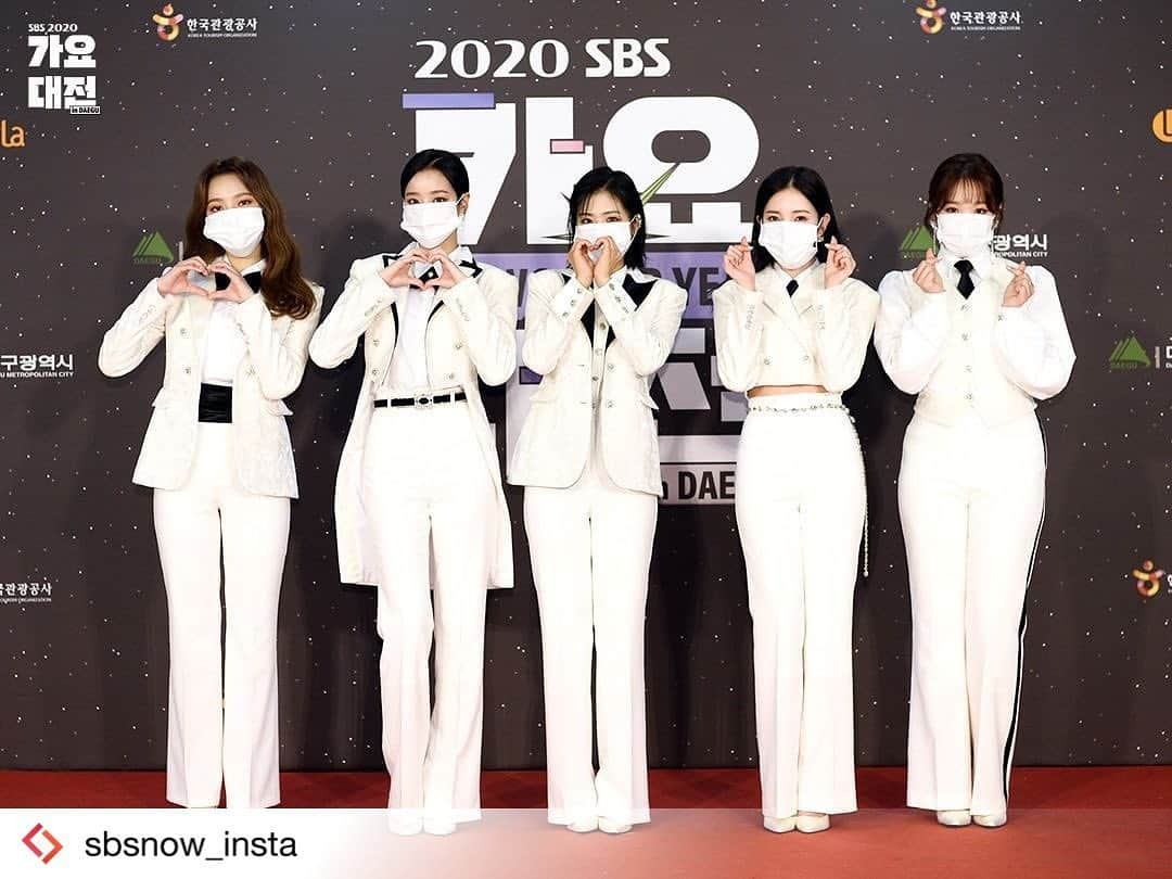 Aprilのインスタグラム：「#Repost from @sbsnow_insta  . <2020 SBS 가요대전 in DAEGU> 레드카펫📷 #에이프릴 #APRIL  👉🏻 12월 25일 (금) 저녁 7시 30분 방송 🎄  #2020SBS가요대전 #SBSKpopFestival #가요대전 #SBS30주년 #SBS30th #가요대전in대구 #2020SBSKpopFestivalinDAEGU」