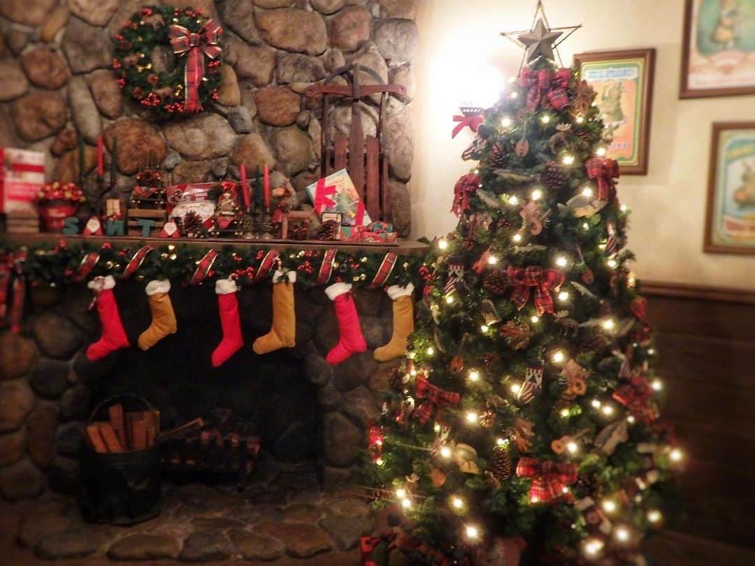 吉田桃華さんのインスタグラム写真 - (吉田桃華Instagram)「#誰もがchristmasfamily 🎄  メリークリスマスですね♡ 皆さんどんな風にお過ごしですか？ 私はあまのじゃくなのでどうでも良いやなんて思っちゃうけど しっかり家族でお祝いを…🍗🍰🎅🏻 楽しもうとする心ってやっぱり大切だね  #merrychristmas #hohoholiday  #雪降らないかな #無茶言うな  #こちらは大好きな場所 #カントリーベアーシアター  #ジングルベルジャンボリー  #また開催される日を願って🙏✨」12月25日 20時09分 - momokayoshida_