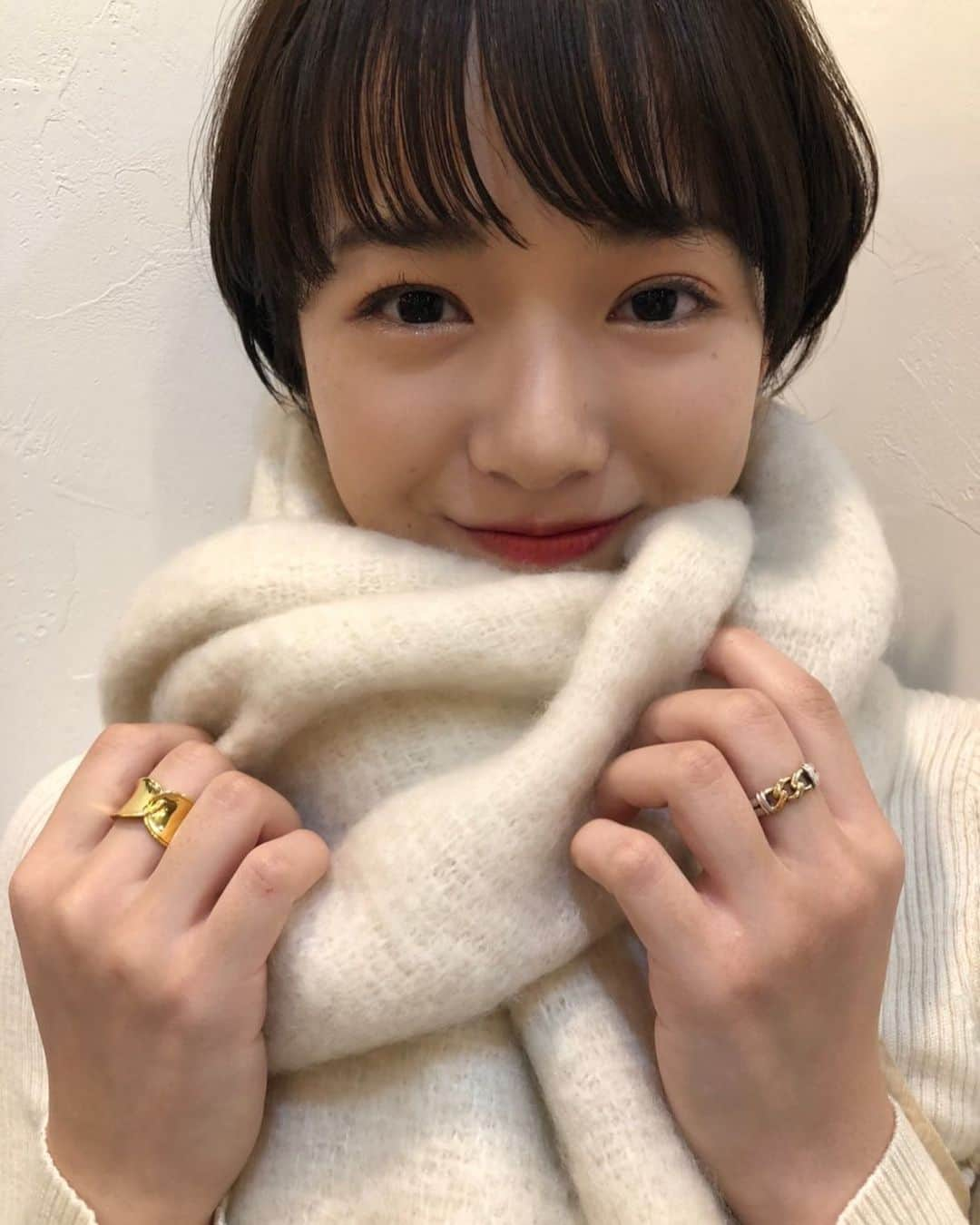 牛田英里のインスタグラム：「Merry Christmas🎄 最近アクセサリーケース手に入れてウキウキしてる〜✌🏼 ついつい欲しくなっちゃう幅広めのリング🤍  #taocollection #シルバーアクセ #シルバーアクセサリー #マフラー  #ショート女子 #ショートカット #アクセサリー」