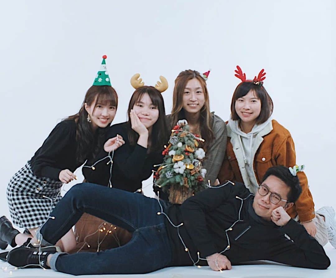 キアナのインスタグラム：「𝗠𝗲𝗿𝗿𝘆 𝗖𝗵𝗿𝗶𝘀𝘁𝗺𝗮𝘀 全日holiday mood🤓Milk影得好靚🌈」