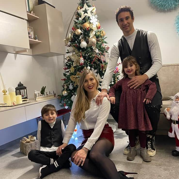 リデル・マトス・サントスのインスタグラム：「Feliz Natal da família Matos 🎄  Buon Natale dalla famiglia Matos 🎄」