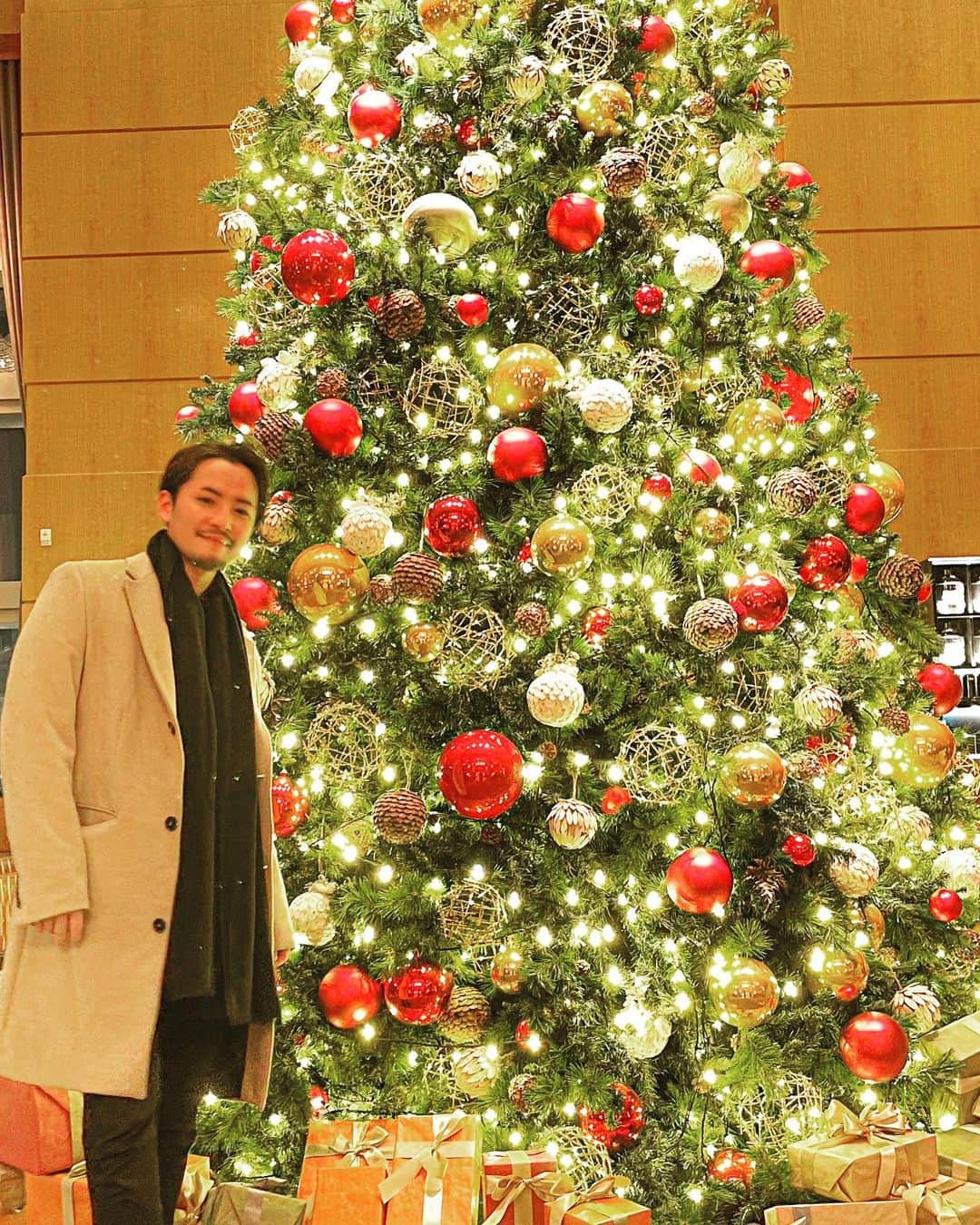 小柳津林太郎のインスタグラム：「Merry Christmas! Happy Holidays! Hope you all have a wonderful one🎄  ご飯は銀座の歌舞伎座の裏にある、スモールワンダーランドで。宿泊は年一のご褒美ということで、リッツカールトンさんにお世話になりました。  来年はもっとがんばるぜよ。  #クリスマス #christmas」