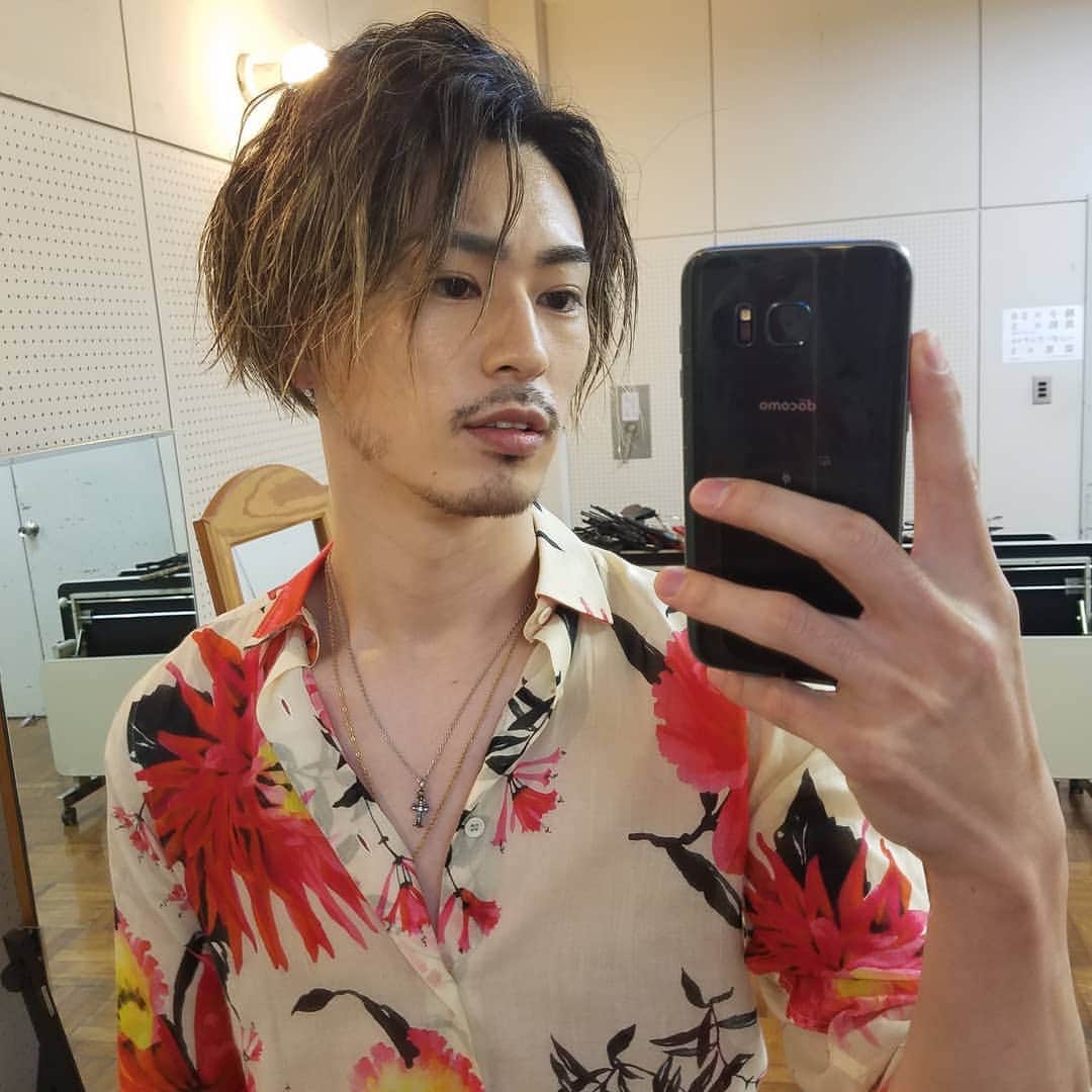 塩田康平のインスタグラム：「Merry Christmas.  #髭が似合う大人にずっとなりたかった #大分近付いてる #アダルト #アダルティオ田 #でも #１番髭が似合う大人は #サンタ #マジサンタ憧れ #いつか必ずサンタ越え #vsサンタ #vs嵐の次 #メリクリ #素敵な夜を #塩田康平 #塩スタグラム #塩スタ」