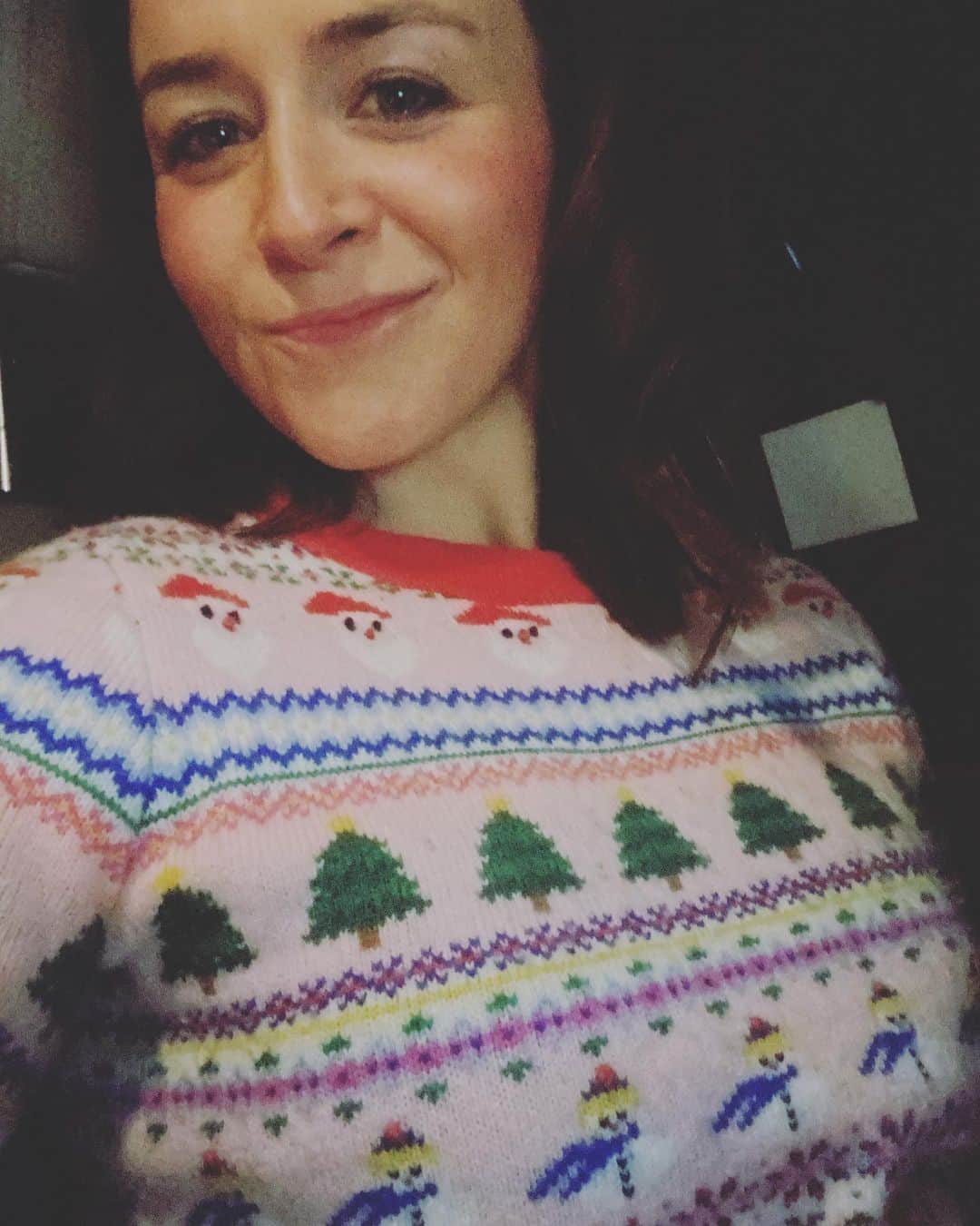 カテリーナ・スコーソンのインスタグラム：「How much Christmas can you fit on one sweater? #sugarplums #angels #cookiesandcarrots #maryslike4cmbynow #breathe #midwivesofbethlehem 🎄❤️」