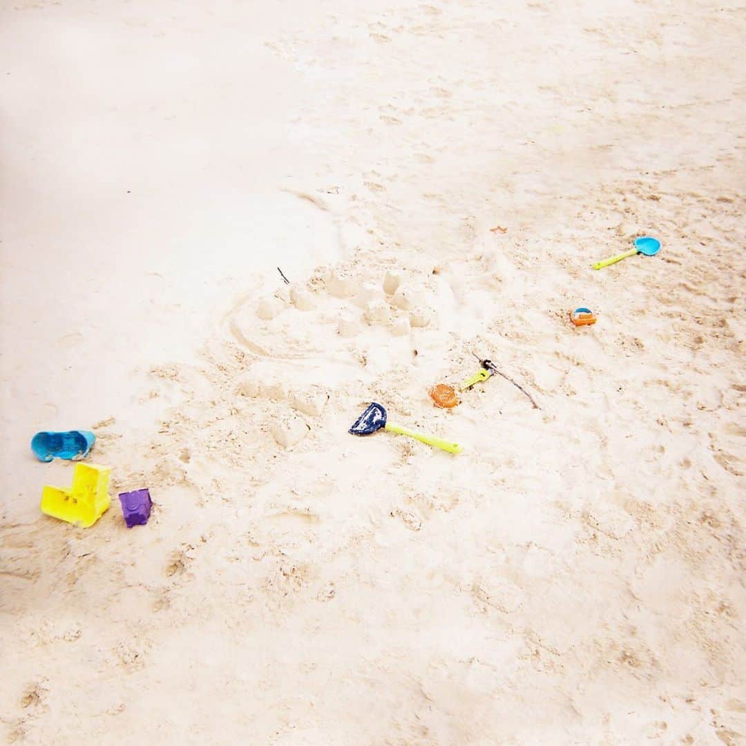 大辻隆弘さんのインスタグラム写真 - (大辻隆弘Instagram)「ほら、何処となく砂場もカラフルな装い。街はどこでもMerry Christmas.」12月25日 14時46分 - photsuji