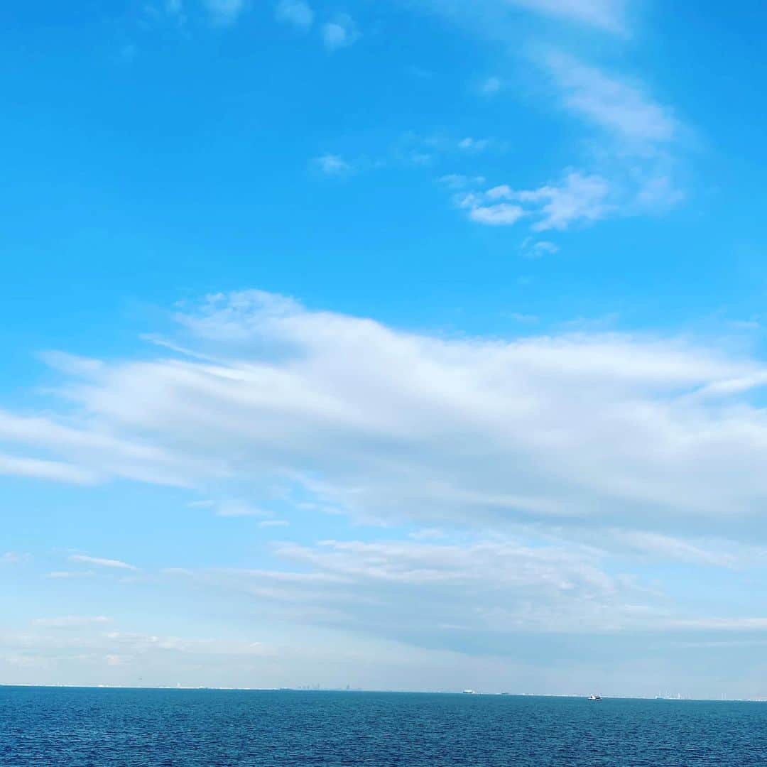 清水あすかさんのインスタグラム写真 - (清水あすかInstagram)「皆様メリークリスマス🎁🎄🎅  とても天気が良くて気持ちいい〜💕 誰もいないところで、 マスクを取り大きく深呼吸！  #merrychristmas  #asukahimesky  #sky #空が好きな人と繋がりたい #マスク #海 #冬」12月25日 14時49分 - asukahime1015