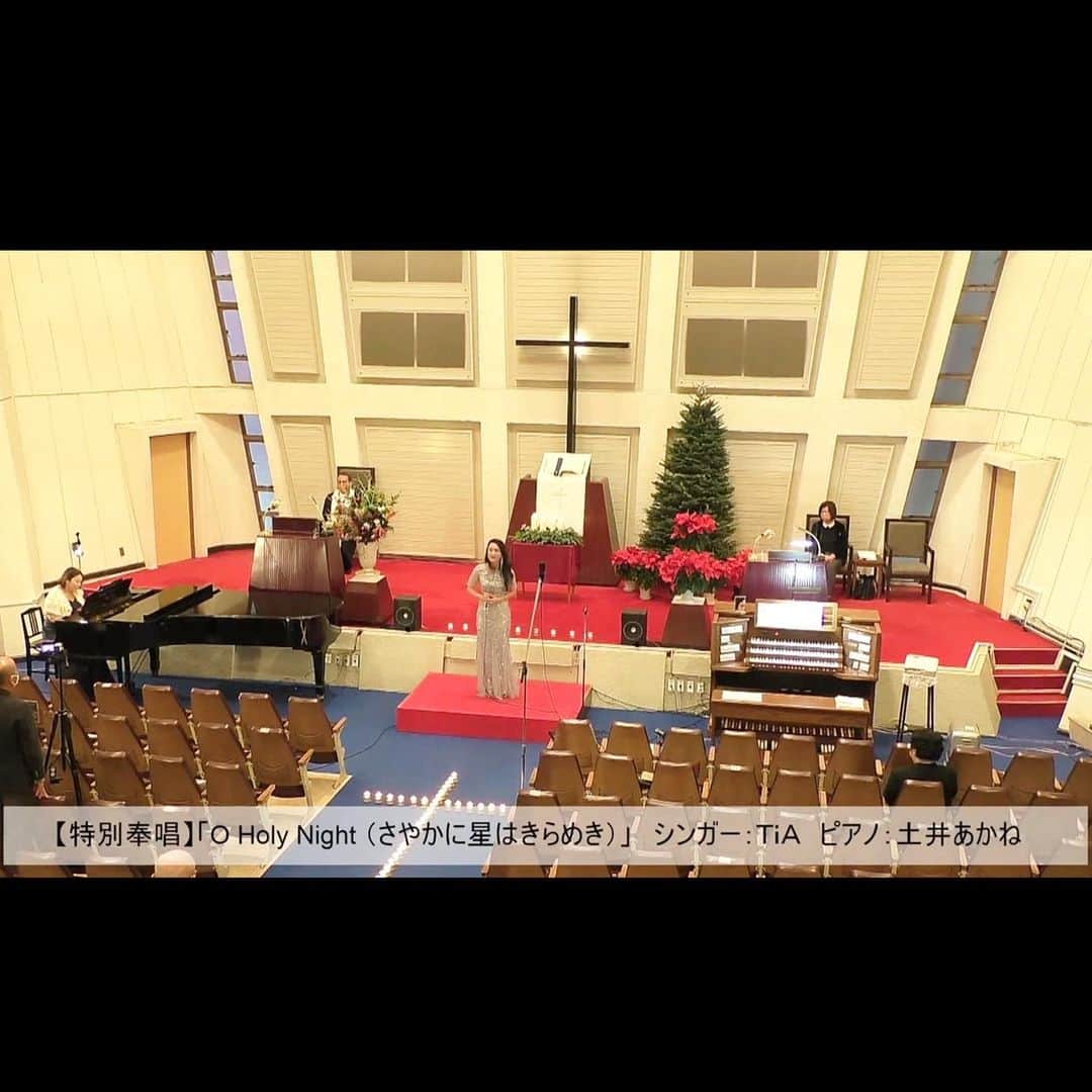 TiAさんのインスタグラム写真 - (TiAInstagram)「メリークリスマス🎄✨✨✨⭐ 2020.12.24️ クリスマスイヴ🎄は、渋谷のど真ん中にある東京山手教会の礼拝にて歌わせて頂きました。あたたかく迎え入れてくれた皆様、ありがとうございました。必ず来年は素晴らしいことが起きると思います。どうか、大切な人と家族とあたたかいクリスマスをお過ごしください。😊❤️ 大きな愛を胸に、2020年も素晴らしい一年でした。 写真は、母と。そして、東京山手教会の小野牧師さんと。そして、演奏をしている姿はピアノサポート @doiakane_official さん🎹  この礼拝の模様は、東京山手教会のYouTubeにて生中継されました。アーカイブも残っていますのでぜひご覧ください😊🎁　 ・ ・ ・ #クリスマス　#christmas #church #merrychristmas #joyful #love #family #familytime #peace #ゴスペル　#gospel #followｍe #followforfollowback #followers #happy #photo ＃gospelmusic」12月25日 14時49分 - tia_singer