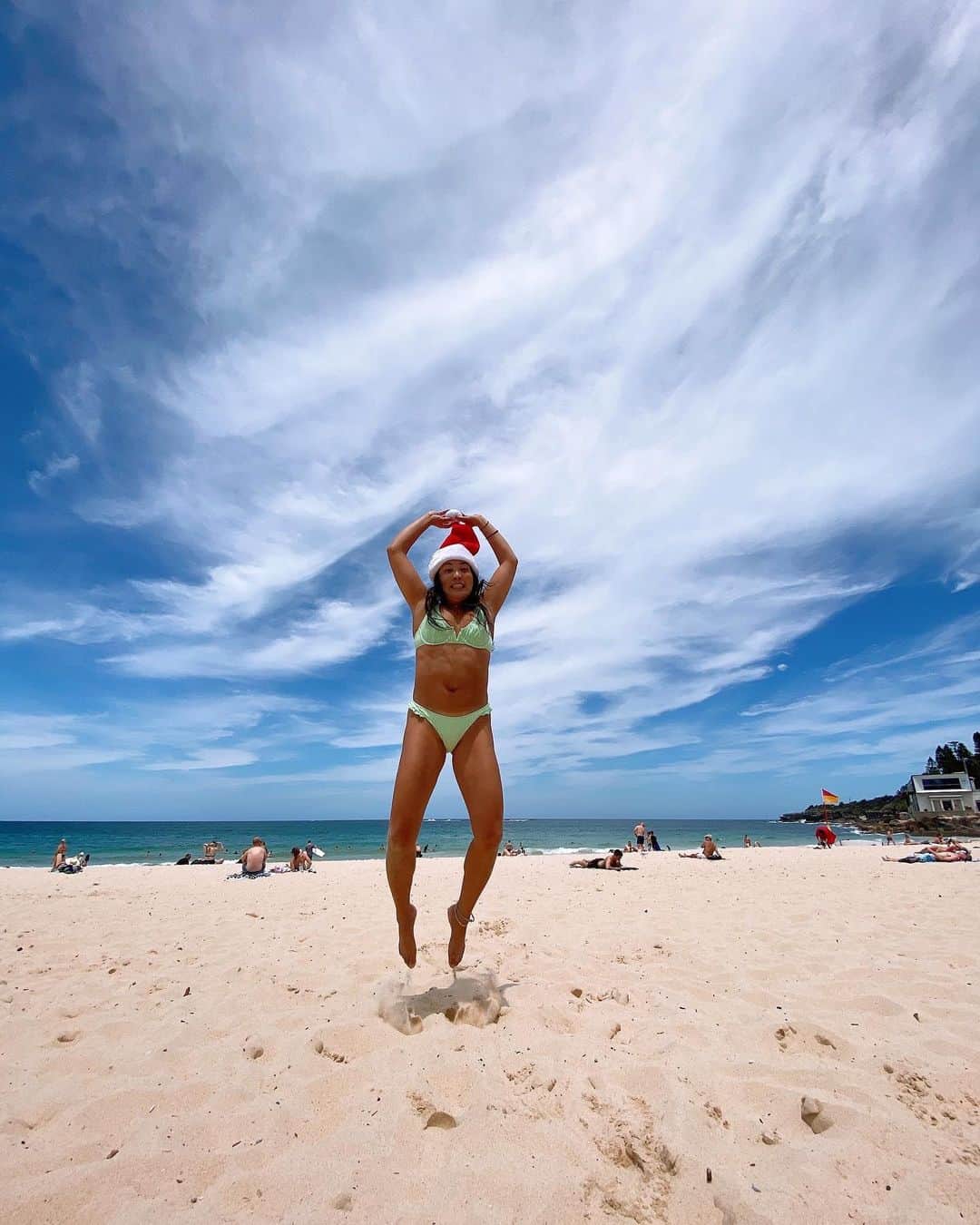 小野美公さんのインスタグラム写真 - (小野美公Instagram)「🎅🎄💖  #食い込んじゃってるー　#水着　#🐷 #水着にサンタ帽子　#やりがち　#うける #merryChristmas #xmas2020 #Sydney #Australia #coogeebeach」12月25日 14時51分 - mikuhead