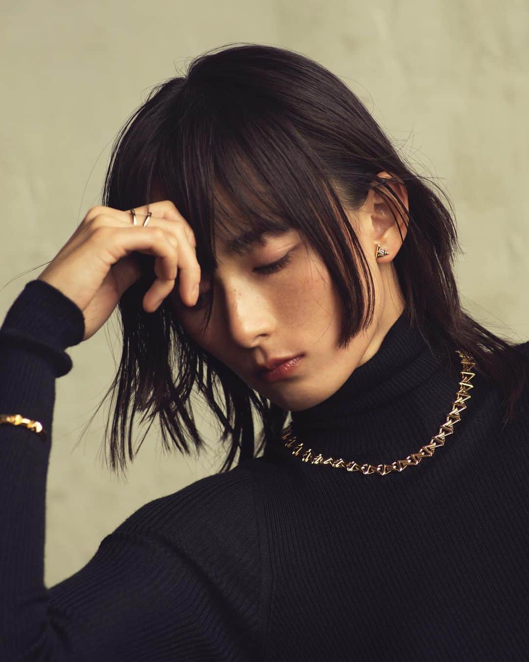 長山一樹のインスタグラム：「ファッションメディアはただ新しい物を作り続けるだけではなく、維持することや循環することの提案が必要な時代に変わりつつあります。  eclat 1月号のネックレス特集の写真より。  @eclat.magazine  Model @mickylee77  Stylist @misaking77  Hair @koichi_nishimura_  Make @kie_0  #eclat #jewelry #louisvuitton #photography #portrait #hasselblad #h6d #kazukinagayama #長山一樹」
