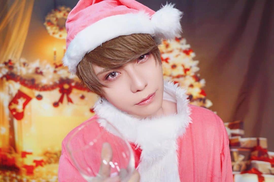 結さんのインスタグラム写真 - (結Instagram)「🎄Merry Christmas🎄  君の瞳に乾杯🥂  Here's looking at you, kid.  #ユナイト #v系 #バンド #vocal #結 #コスプレ #サンタクロース #メリークリスマス」12月25日 14時51分 - sing.yui.0318