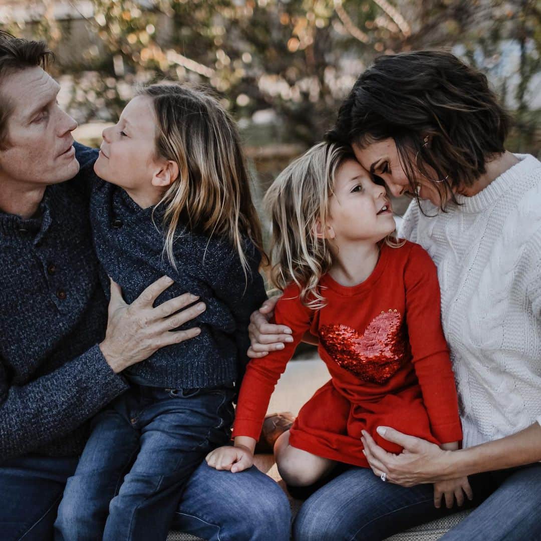 ダニエラ・ルーアのインスタグラム：「From our little clan to yours, we wish nothing but health, acceptance, patience and love to you. Feeling incredibly grateful to all essential workers who keep this world turning amidst this 2020 rollercoaster. Healthcare workers, first responders, military women and men, teachers, delivery people, grocery store staff, parents juggling kids and a job from home and so many many more. You are so very appreciated. Merry Christmas and Happy Holidays 🎄 . Do nosso clã para o vosso, desejamos saúde, aceitação, paciência e amor. Senti-mo-nos incrivelmente gratos aos trabalhadores essenciais que continuam a girar o mundo no meio desta montanha russa que é 2020. Profissionais de saúde, polícias, bombeiros, as mulheres e os homens das forças armadas, professores, o pessoal que entrega o correio, aqueles que trabalham nos supermercados, as mães e os pais que fazem malabarismos para conseguirem trabalhar de casa com filhos presentes, e muitos muitos mais. Feliz Natal e Boas Festas 🎄 . 📸 by @chelseaprestinphoto  #natal #christmas #boasfestas #happyholidays #family #familia #grateful #thankful #essentialworkers」