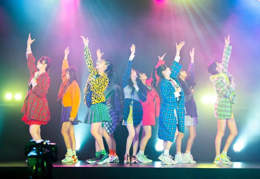 Girls²さんのインスタグラム写真 - (Girls²Instagram)「♡♡♡﻿ ﻿ 11月15日(日)に行われたGirls²の生配信ライブ﻿ 『Girls² Online Live 2020』﻿ ﻿ その1日限りのスペシャルなステージの模様を収めた﻿ 『Girls² 1st LIVE PHOTOBOOK 「9人のキズナ」』﻿ の発売が決定しました❤️🧡💛💚💙💜🤍﻿ ﻿ キュート＆パワフルなパフォーマンスを﻿ 生配信にてお届けしたライブの模様はもちろん、﻿ リハーサル風景やメンバー全員へのインタビュー。﻿ 直筆メッセージなどたっぷりとお届けします☺️﻿ ﻿ 12月26日(土)15:00より、﻿ Girls²オフィシャルグッズストアより受注開始！﻿ ﻿ <Girls² オフィシャルグッズストアはこちら！>﻿ https://www.sonymusicshop.jp/m/sear/groupShw.php?site=S&ima=4312&cd=G001097&c1=G﻿ ﻿ ※上記商品の発送は、2月下旬〜3月上旬を予定しておりますので、予めご了承ください。﻿ ※2,500円以上のお買い物で、送料無料となります。﻿ ※販売数には限りがございますので、予めご了承下さい。﻿ ※Sony Music Shop内の入荷待ち商品と同時にご注文いただいた商品は、﻿ 入荷待ち商品の出荷が可能となったタイミングで併せての出荷となりますので、予めご了承ください。﻿ ※出荷開始日の詳細に関しては、各商品ページをご確認ください。﻿ ※ご購入の際は、Sony Music Shopへの会員登録が必要となります。﻿ ﻿ その他の詳細はGirls²オフィシャルサイトを﻿ チェックしてください✅﻿ ﻿ #Girls2 #ガールズガールズ﻿ #ジャパニーズSTAR #HolyMagic﻿ #おはスタ #おはガール﻿ #Girls2Revolution #9人のキズナ﻿ #ファントミラージュ #ファントミ﻿ #ラブパトリーナ #ラブパト﻿ #小田柚葉  #隅谷百花 #鶴屋美咲 #小川桜花 #増田來亜﻿ #菱田未渚美 #山口綺羅 #原田都愛 #石井蘭﻿ #渡辺未優 #山口莉愛 #山下結衣 #杉浦優來」12月25日 15時02分 - girls2_official