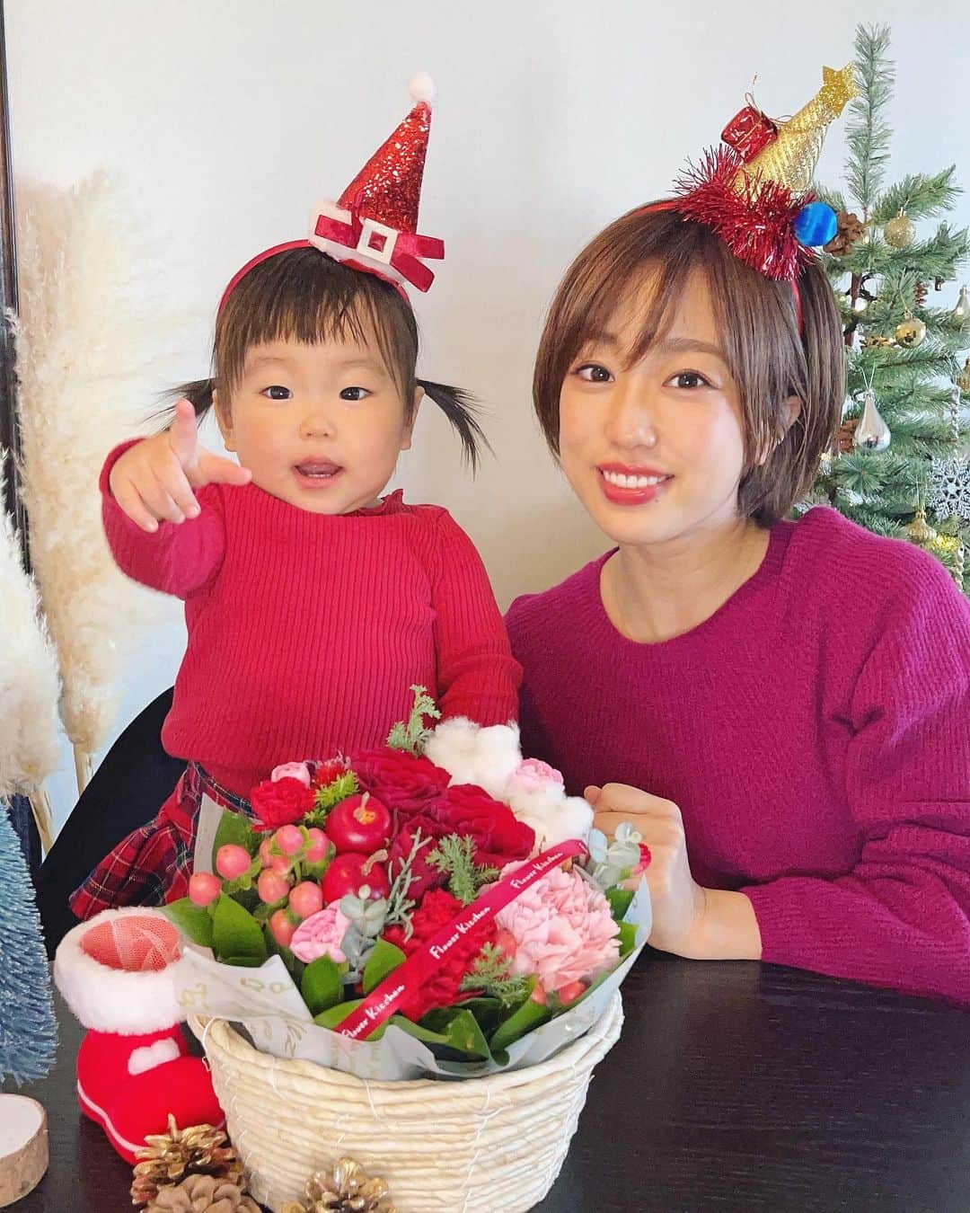 DJ YURiAのインスタグラム：「Merry Christmas 🎄   May your Christmas wishes come true💓 ﻿ お花かわいい❤️ 最後の写真は謎な顔😂 頭は100均笑  ﻿ #christmas﻿ #xmas  #christmastree﻿ #mylittlegirl﻿ #20monthsold﻿ #生後20ヶ月﻿ #1歳8ヶ月﻿ #べいびーすぅ﻿ #こどものいる生活﻿ #メリークリスマス」