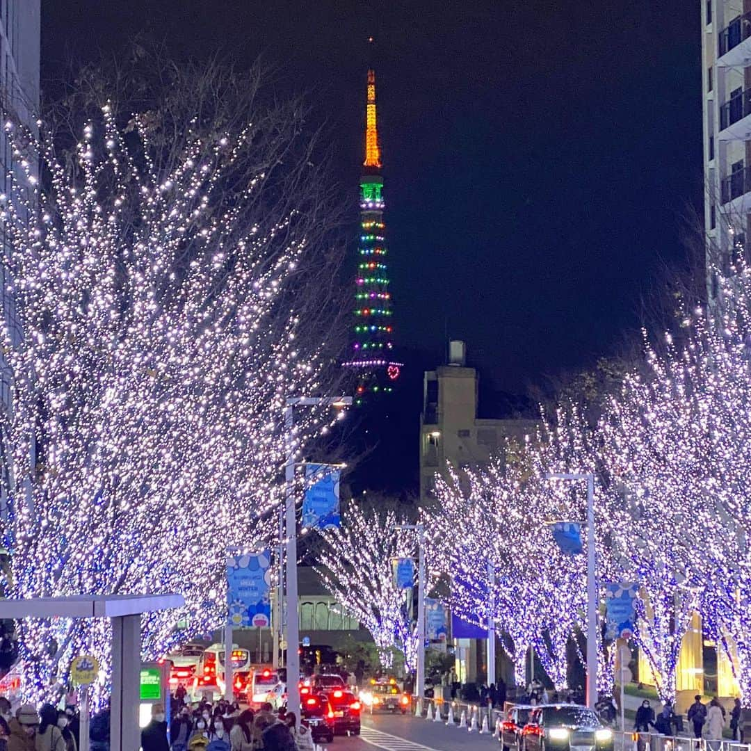 run+さんのインスタグラム写真 - (run+Instagram)「#MaryChristmas ✨ #RoppongiHillsChristmas2020 Snow&Blueの向こうに光る #🗼❤ 素敵な景色に #😍  #クリスマス2020 #クリスマスイルミネーション  #クリスマス #🗼 #けやき坂 #イルミネーション #イルミラン  #帰宅ランナー #帰宅RUN 帰宅ランの楽しみ #しごおわラン  #写ラン #写真で伝えたい私の世界 走れるって幸せ #走れるって当たり前じゃない #ゆるラン #街ラン #街RUN  ハシリマシタグラム ハシリマスタグラム  #igランナーズ #走るを楽しむ #写ラン  #ランニング好きな人と繋がりたい #ランナーさんと繋がりたい #igランナーズと繋がりたい  #RunForSmile #Runday #RunLovesLife #runstagram @runplus #aday」12月25日 14時56分 - runplus