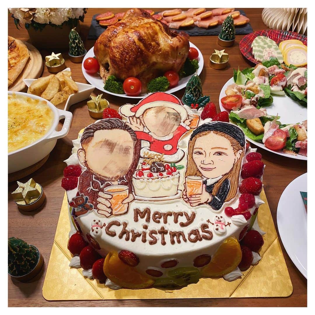 Rionaさんのインスタグラム写真 - (RionaInstagram)「.  今年のクリスマスケーキは オーダーしました ☺️🎂  オーダーケーキにするだけで 特別感が出て、楽しさ倍増 👨‍👩‍👦💘  私はいつも @musashi.2.25 さんで お願いしてます ✨✨  大阪でオーダーケーキしたい方は オススメだよ〜 😌💕  . #クリスマスディナー #クリスマスパーティー  #オーダーケーキ#似顔絵ケーキ #クリスマスケーキ #クリスマス #家族でクリスマス」12月25日 14時56分 - riiioona