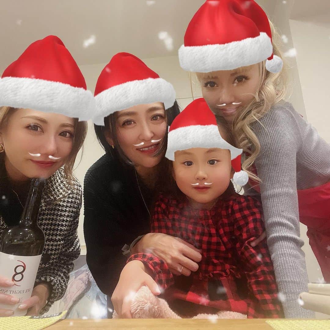 のインスタグラム：「Merry Xmas❤️🎄❤️  この間はあかねちゃんファミリーとりっぴを招いて我が家で初めてのホームパーティー😍💕 @akanes99  @risayoshida_0925  @riko_uta  @chewie1022goldendoodle  あかねちゃんファミリーの新しい家族チューイ🧡🐶🧡 もう子ども達もチューイも可愛すぎて可愛すぎて大変😭👏💕  楽しかったなぁ〜🥺✨ まだ余韻に浸ってる😂✨  ぴー花せりに貰った真っ赤なエプロンでお料理も頑張りました🍽🙏💕 続く💋💋💋  #home #homeparty #friends #xmas  #ゴールデンドゥードル　#チェッカーズ」